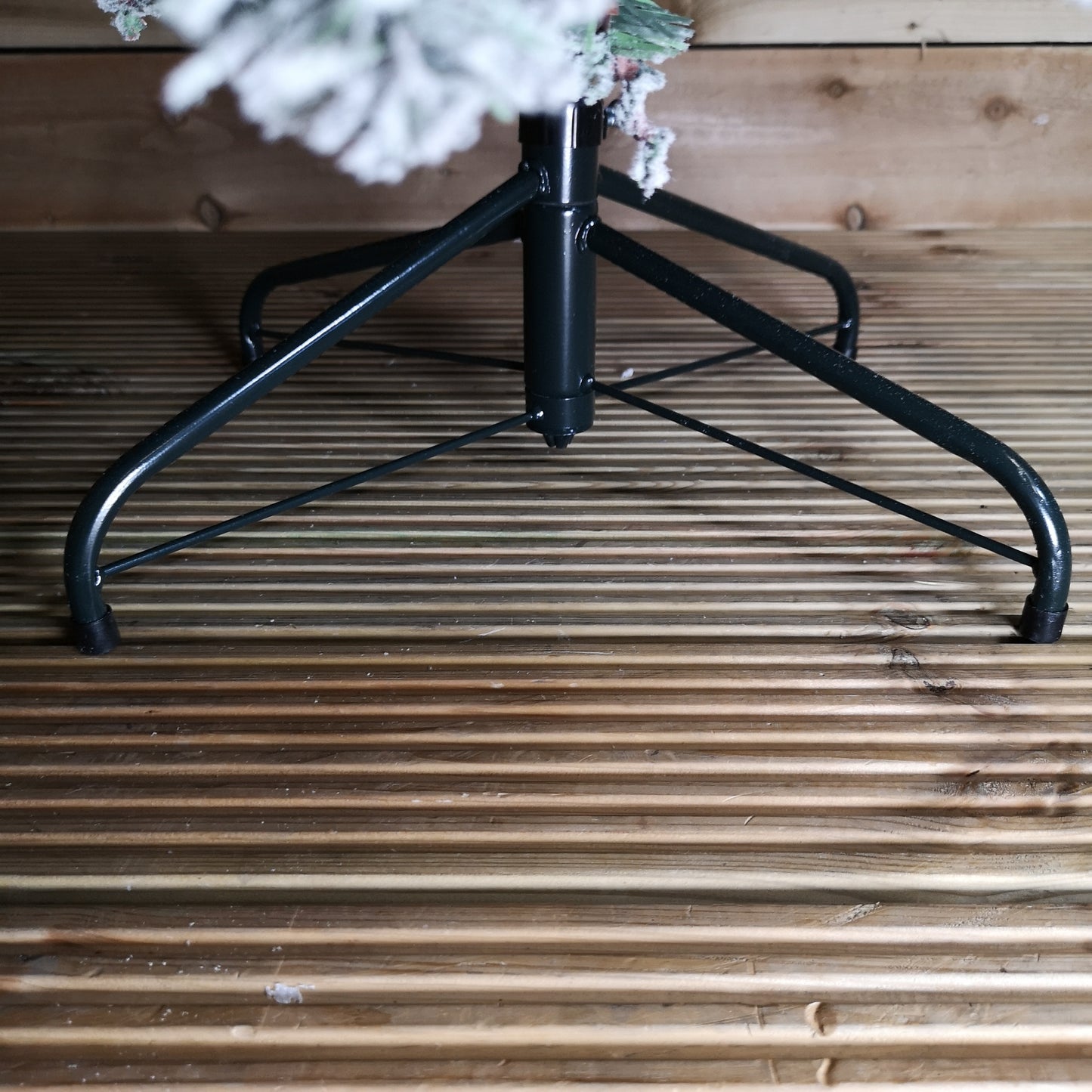 6ft (1.8m) Premier Flocked Woodcote Spruce PVC Hinged Christmas Tree