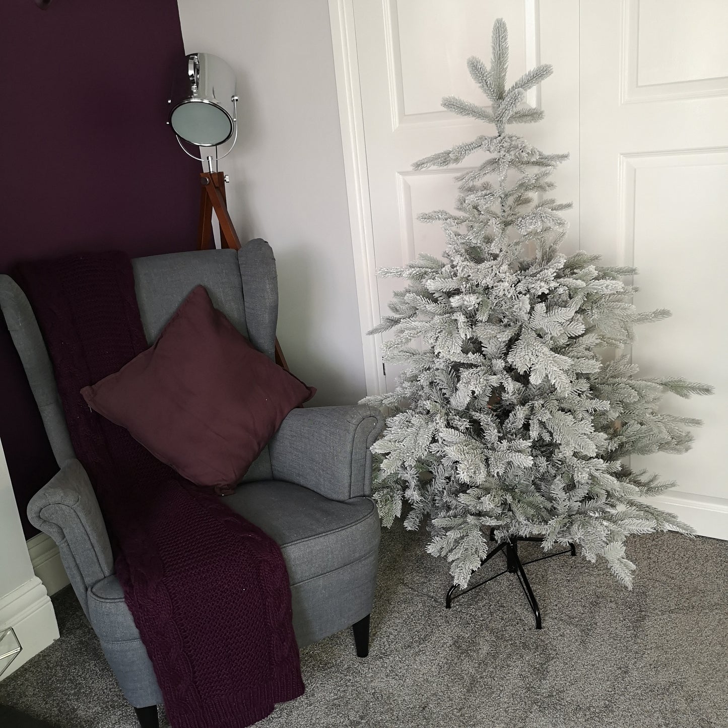 150cm 5ft Grey Frosted Grandis Fir PE / PVC Mix Hinged Festive Christmas Tree 1038 tips