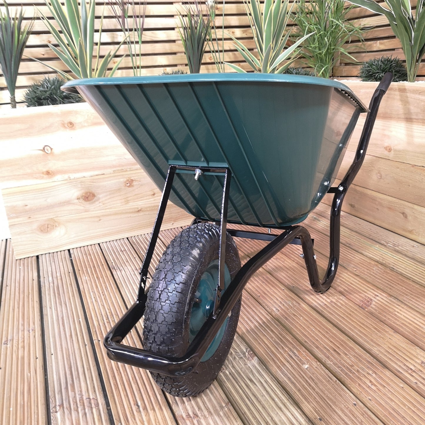 110 Litre 150kg Capacity Heavy Duty Outdoor Pneumatic Plastic Garden Wheelbarrow in Green