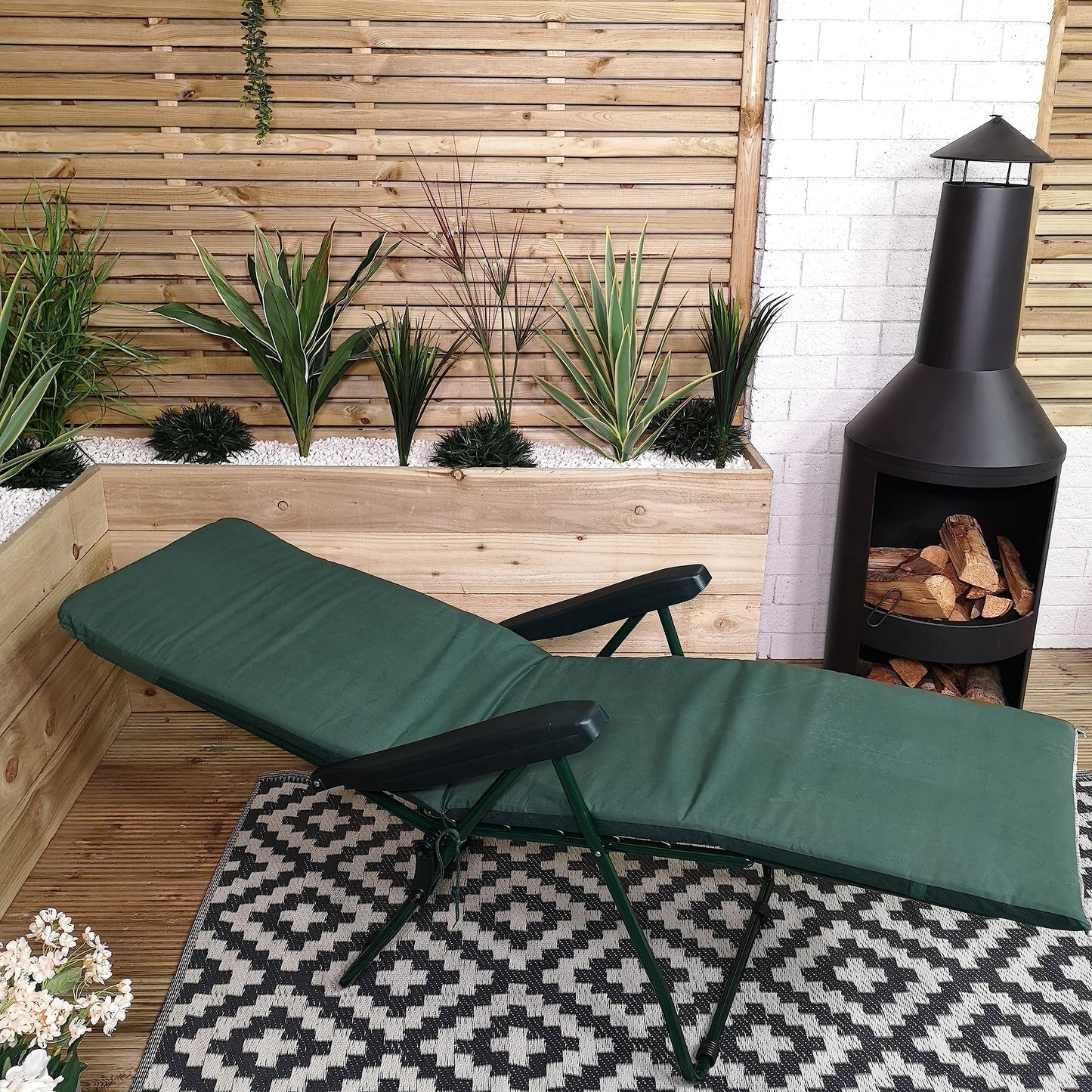 Factory Seconds: Padded Outdoor Garden Patio Recliner / Sun Lounger in Plain Green