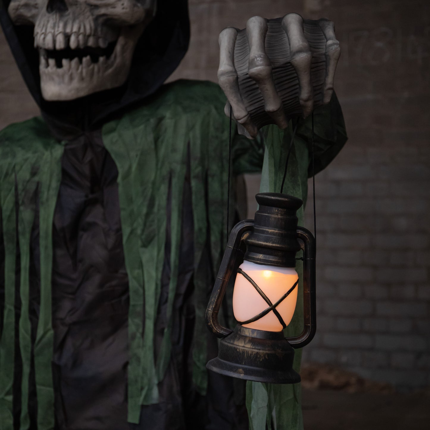 1.47m Tall Light up Corroded Rise Up Reaper Skeleton Halloween Animatronic Decoration