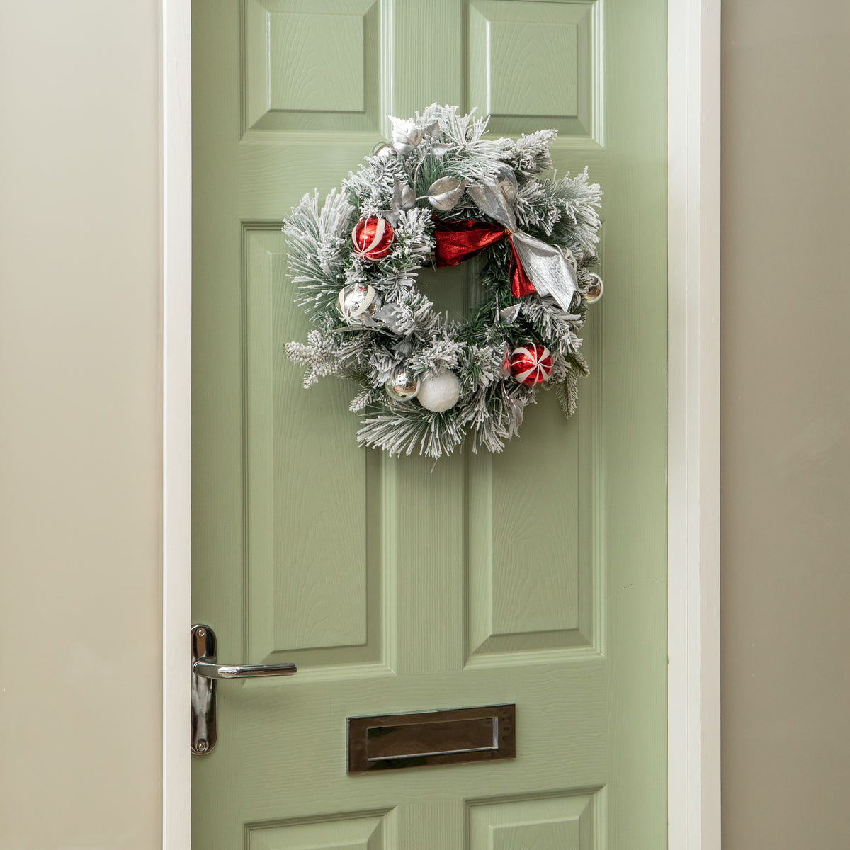 40cm Lapland Decorated Christmas Wreath with Bow and Baubles