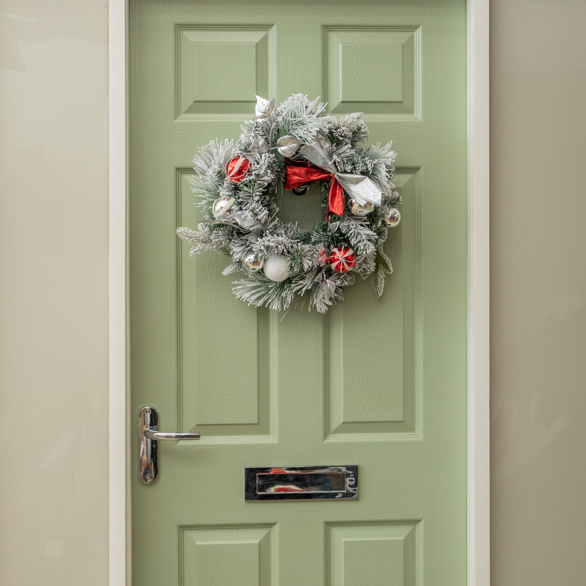 40cm Lapland Decorated Christmas Wreath with Bow and Baubles