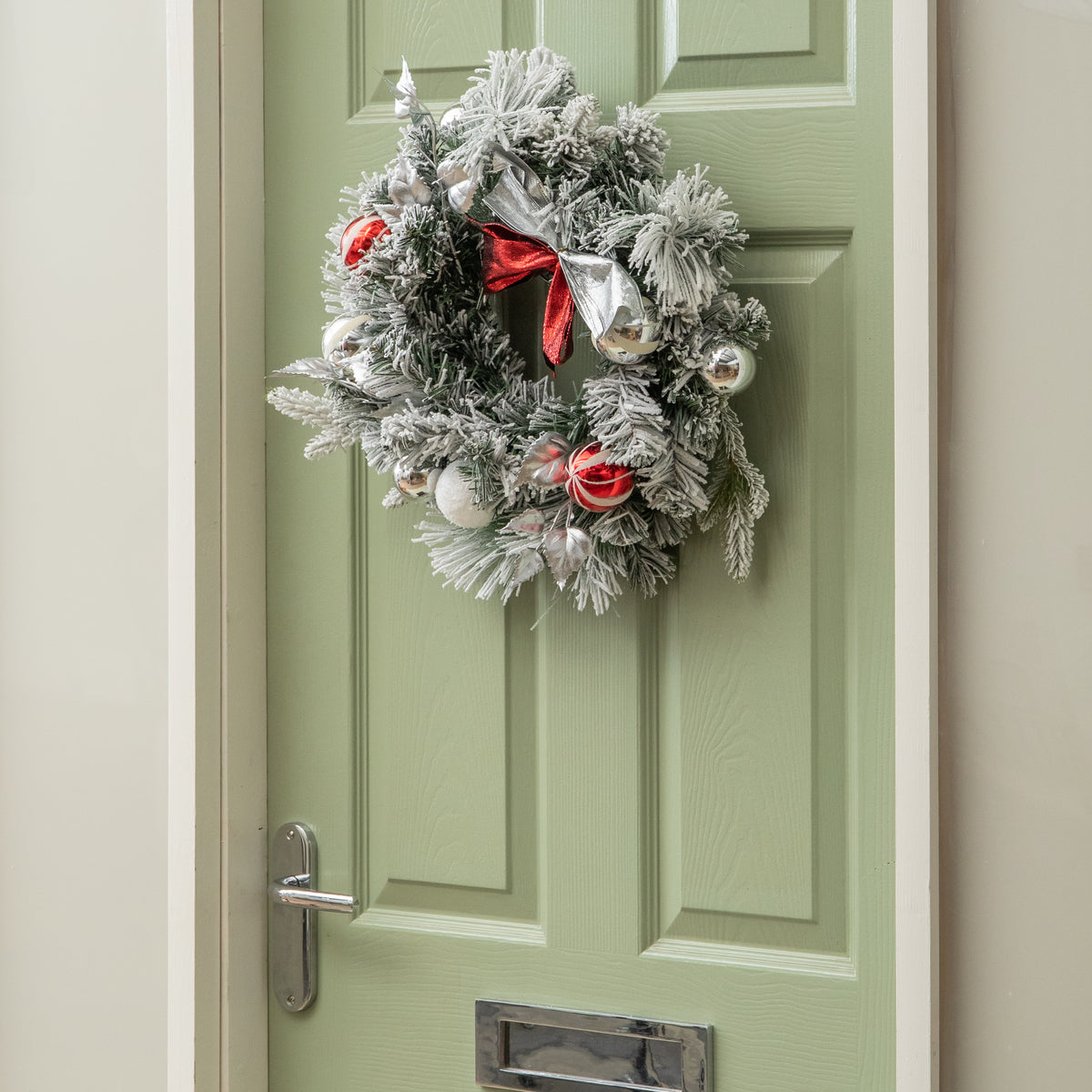 40cm Lapland Decorated Christmas Wreath with Bow and Baubles