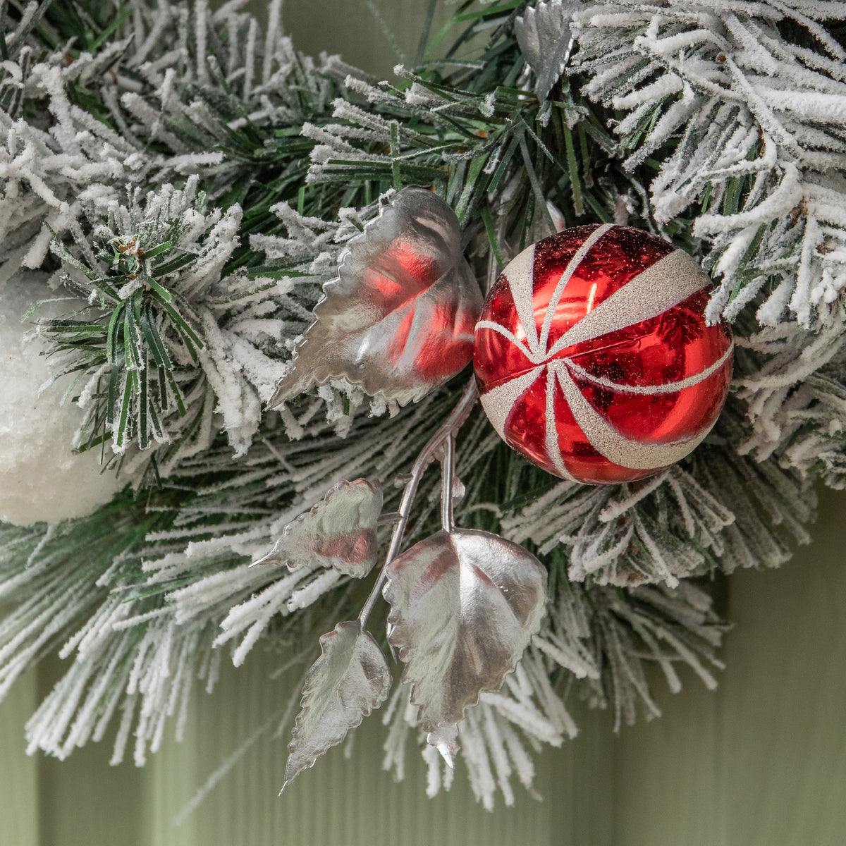 40cm Lapland Decorated Christmas Wreath with Bow and Baubles