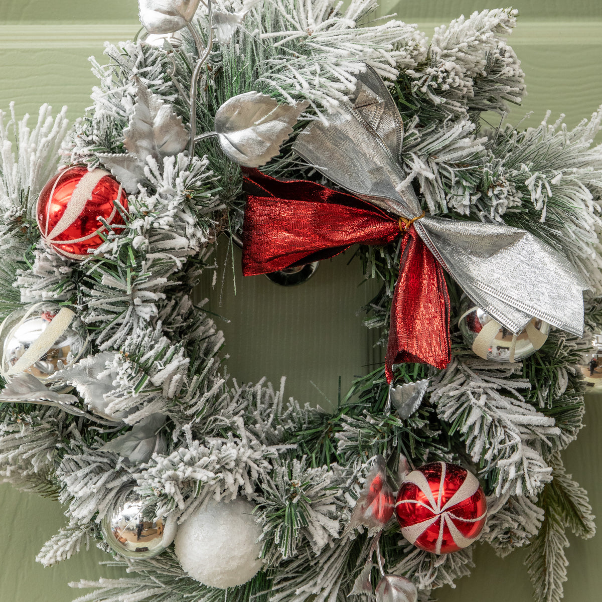 40cm Lapland Decorated Christmas Wreath with Bow and Baubles