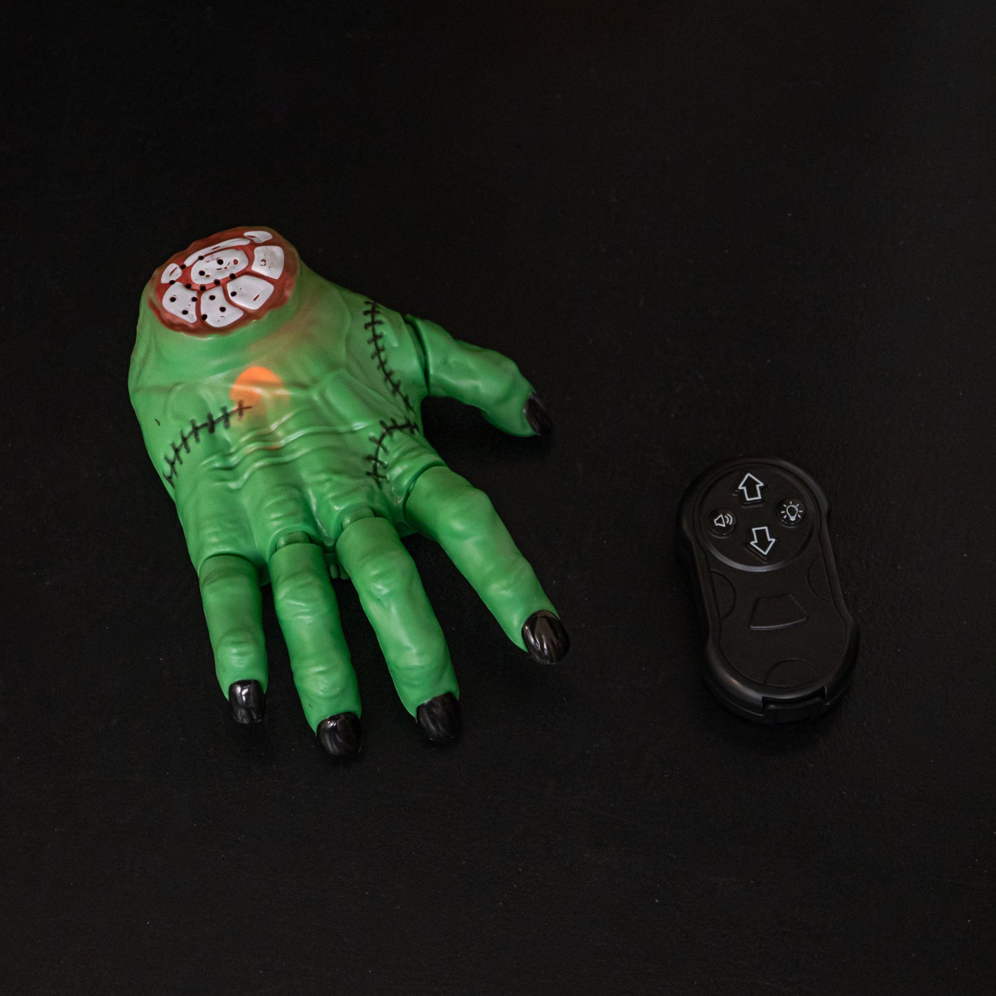 17cm Battery Powered Green Grizzly Moving Halloween Hand with LEDs
