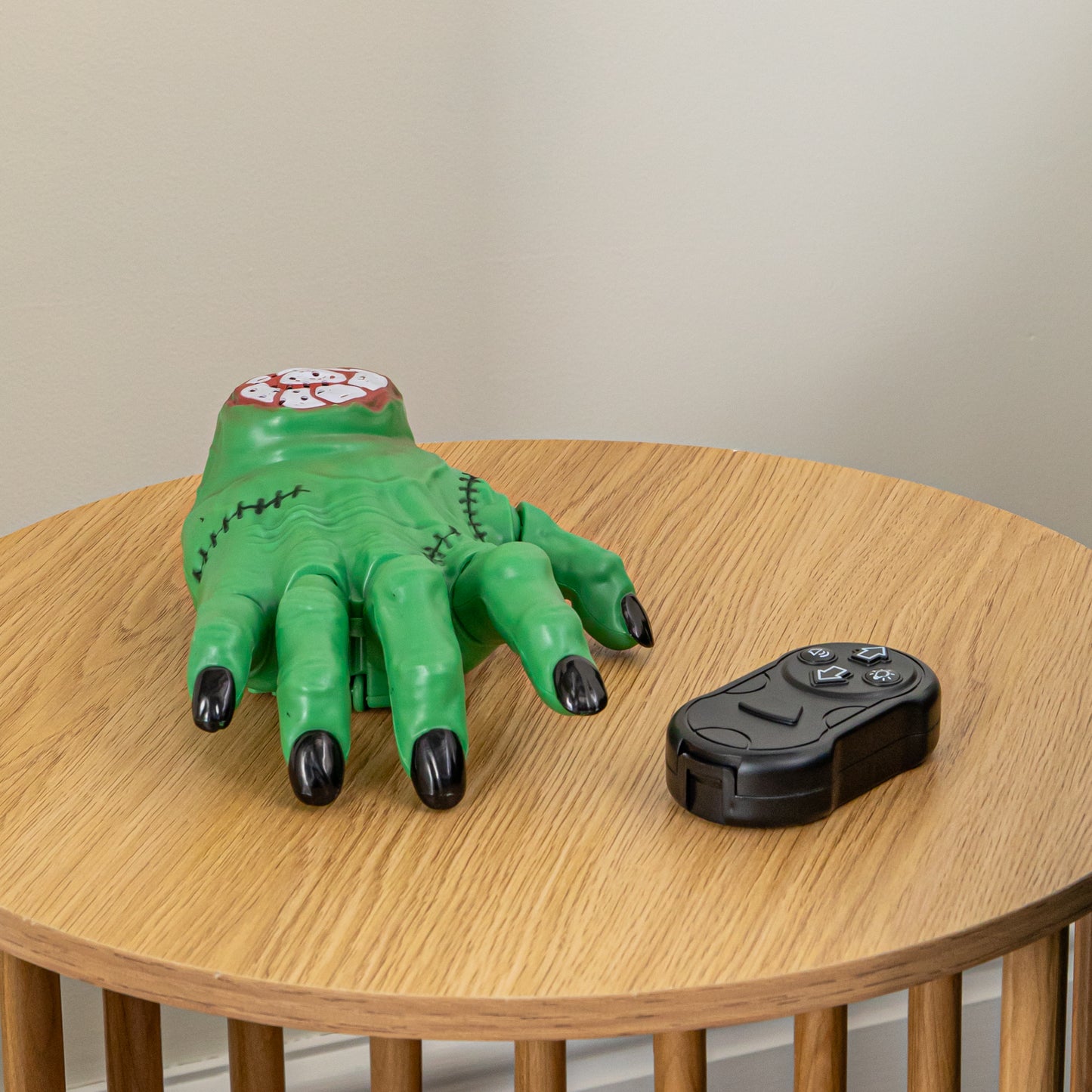 17cm Battery Powered Green Grizzly Moving Halloween Hand with LEDs