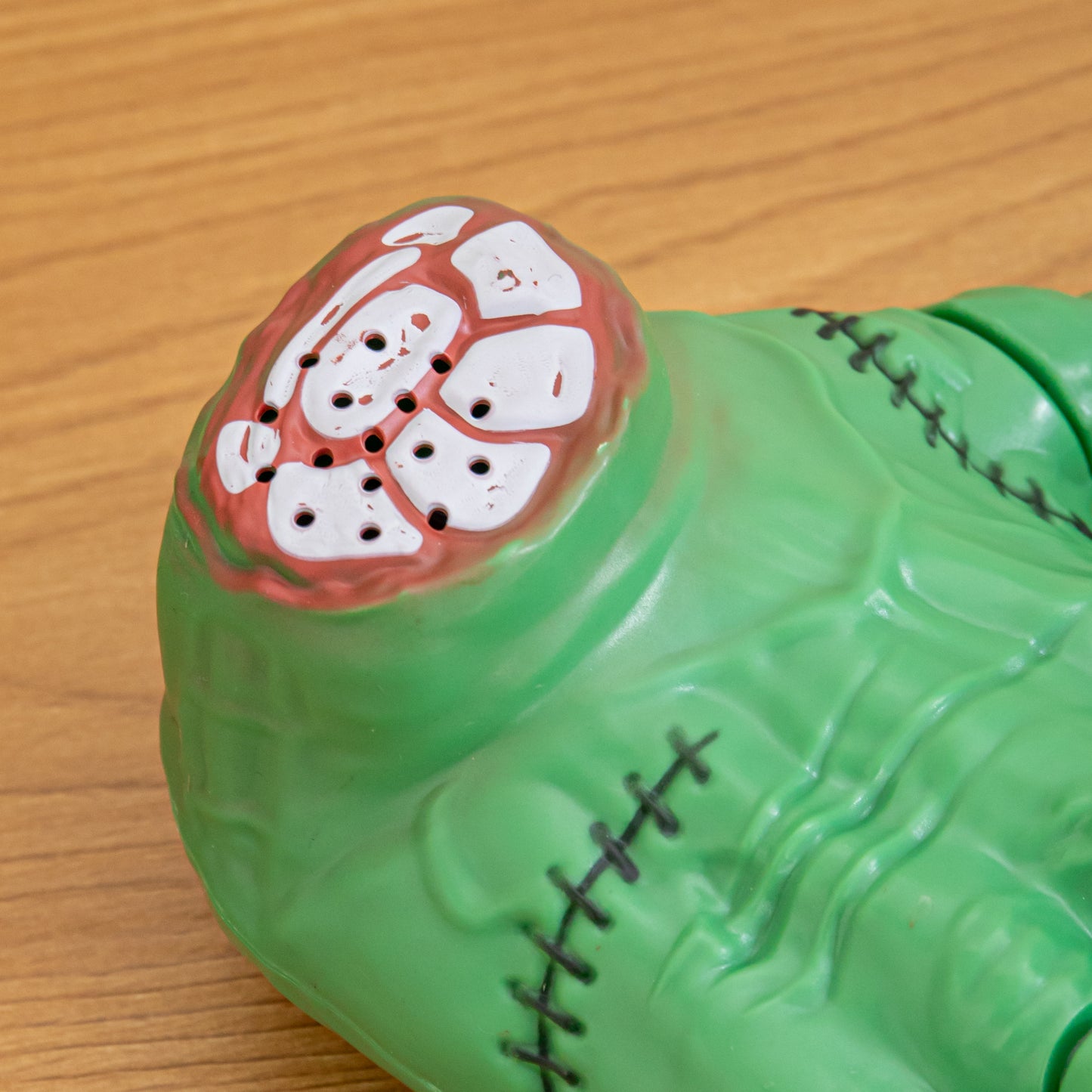 17cm Battery Powered Green Grizzly Moving Halloween Hand with LEDs