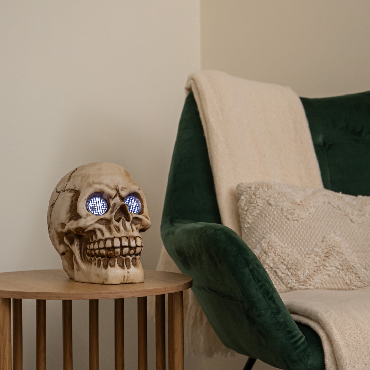 21cm Battery Powered Light up Blinking Skull Halloween Decoration with LEDs