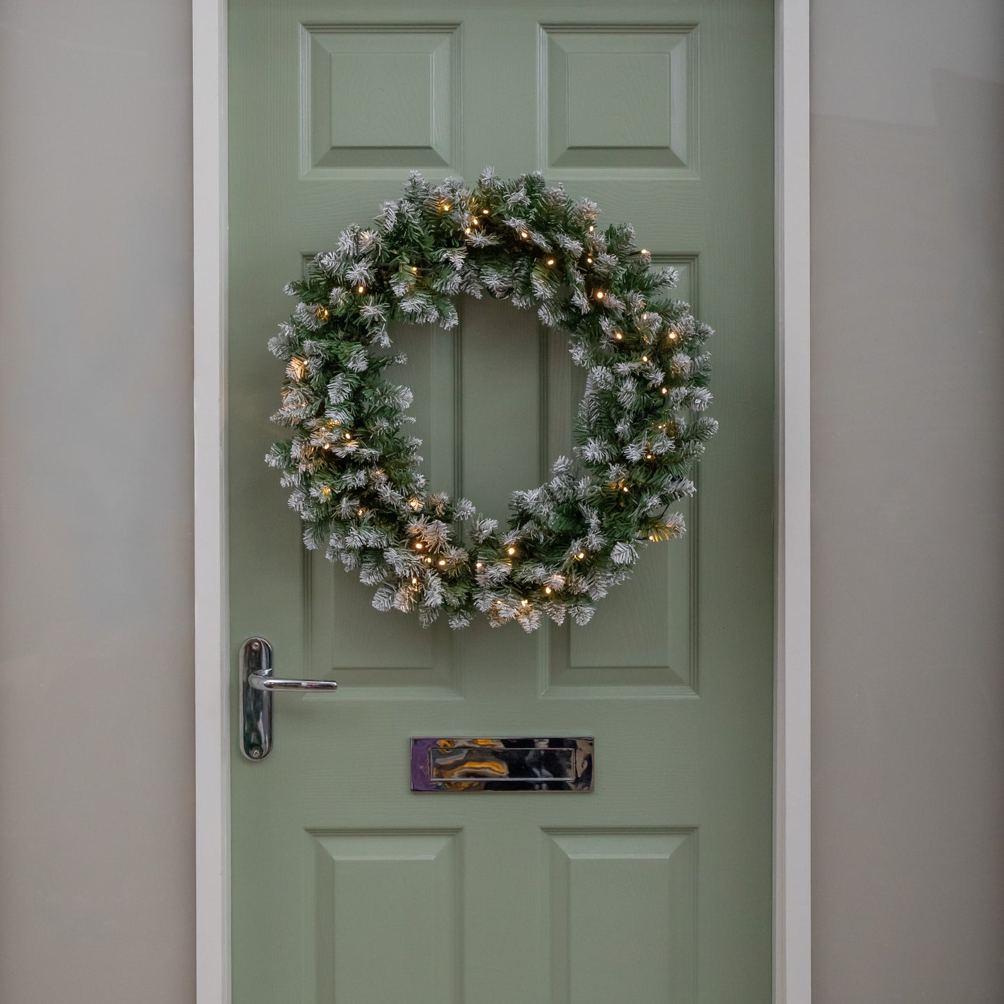 60cm Snow Tipped Christmas Wreath with 50 Warm White LEDs and 160 Bullet Tips