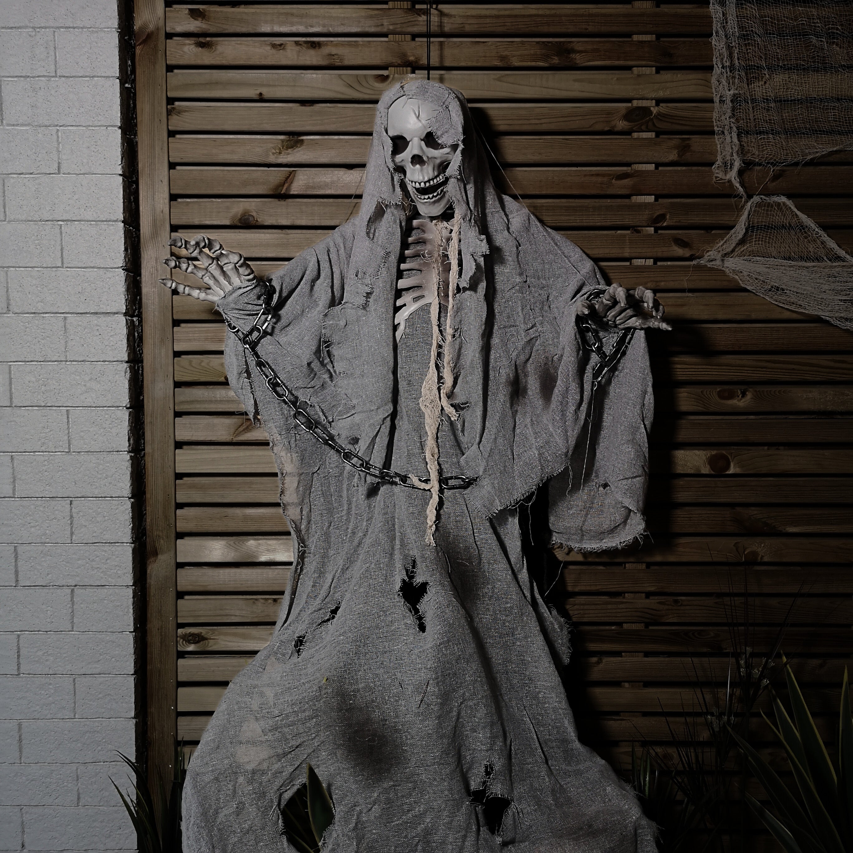 2m (6.5ft) Grey Hanging Halloween Skeleton Ghost Decoration with Chains