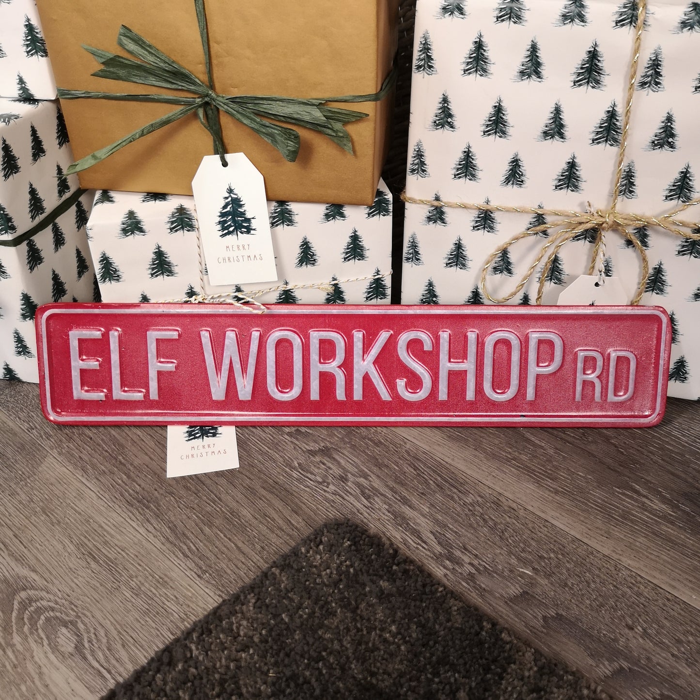 50cm Indoor Outdoor Red Metal Elf Workshop Rd Sign Hanging Christmas Decoration