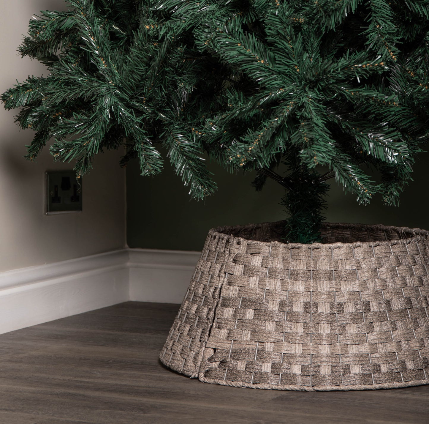 40/58cm Samuel Alexander Medium KD Plastic Wicker Rattan Woven Christmas Tree Skirt in Grey