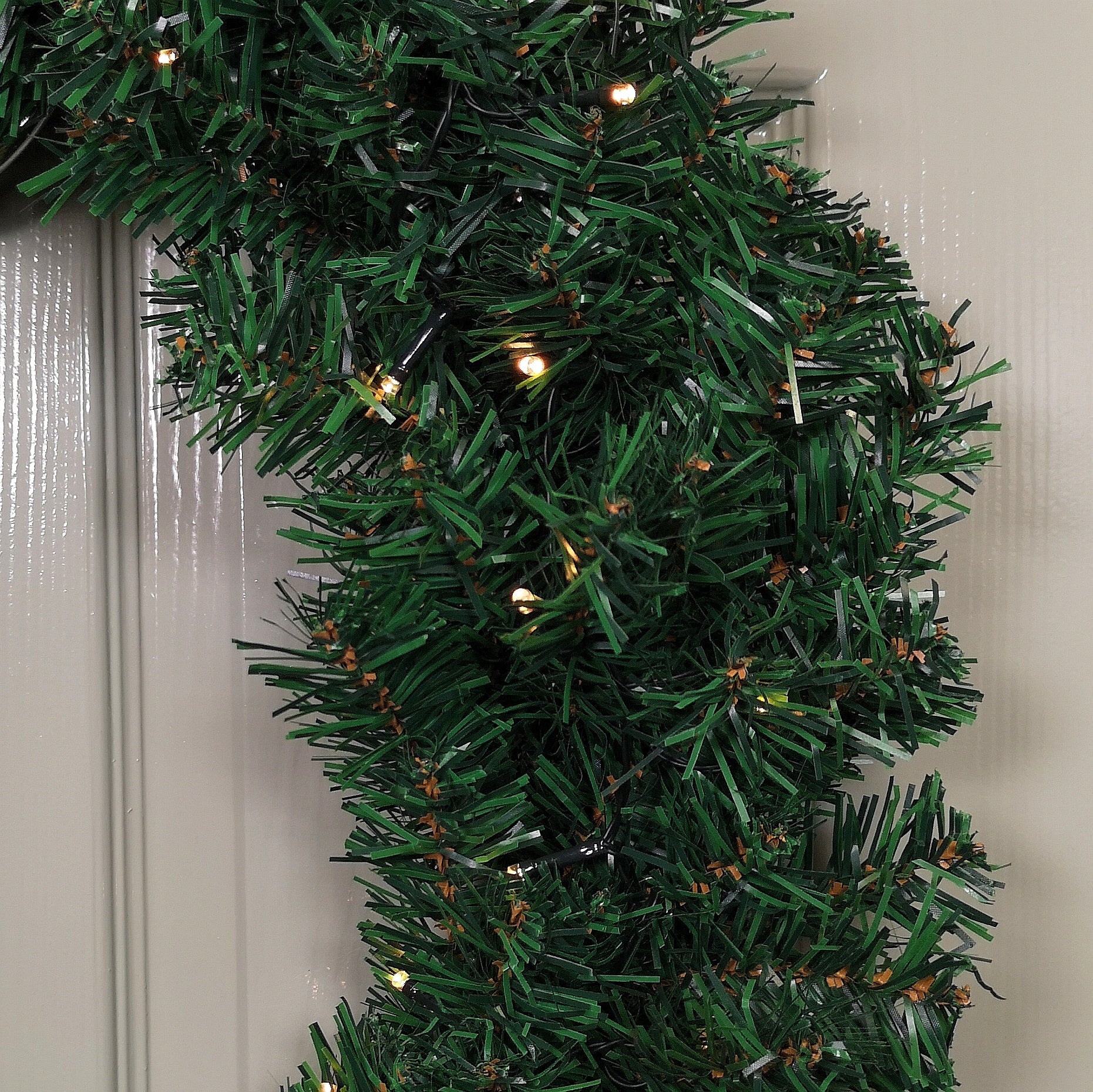 60cm Pre Lit Plain Green Christmas Wreath with Warm White LEDs and 160 Tips