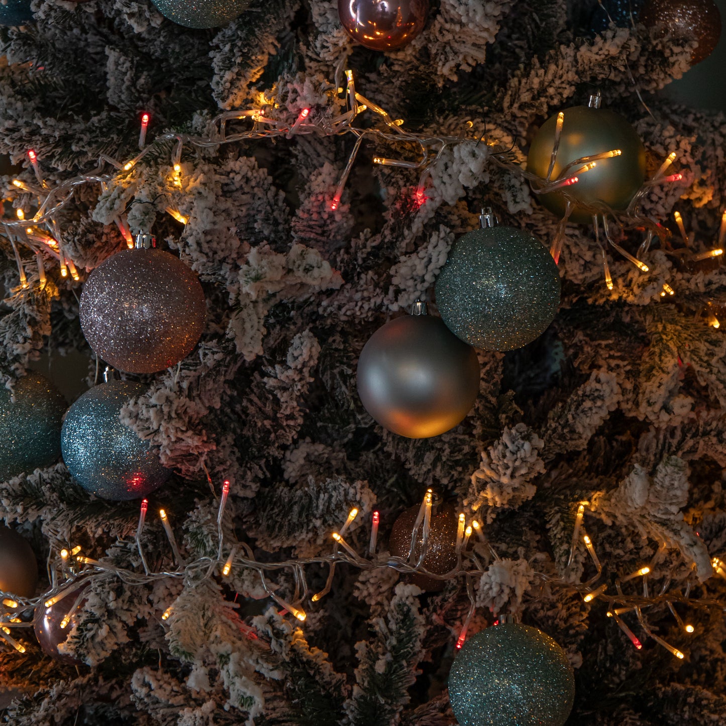 9.3m 720 LED Christmas Cluster String Lights with Timer in Vintage Gold & Red on Clear Cable