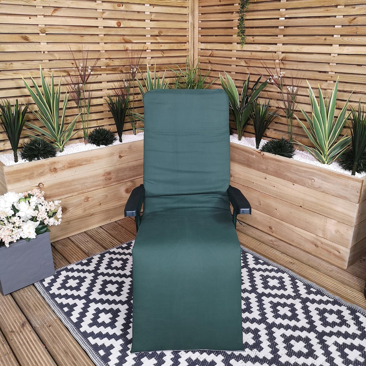 Factory Seconds: Padded Outdoor Garden Patio Recliner / Sun Lounger in Plain Green