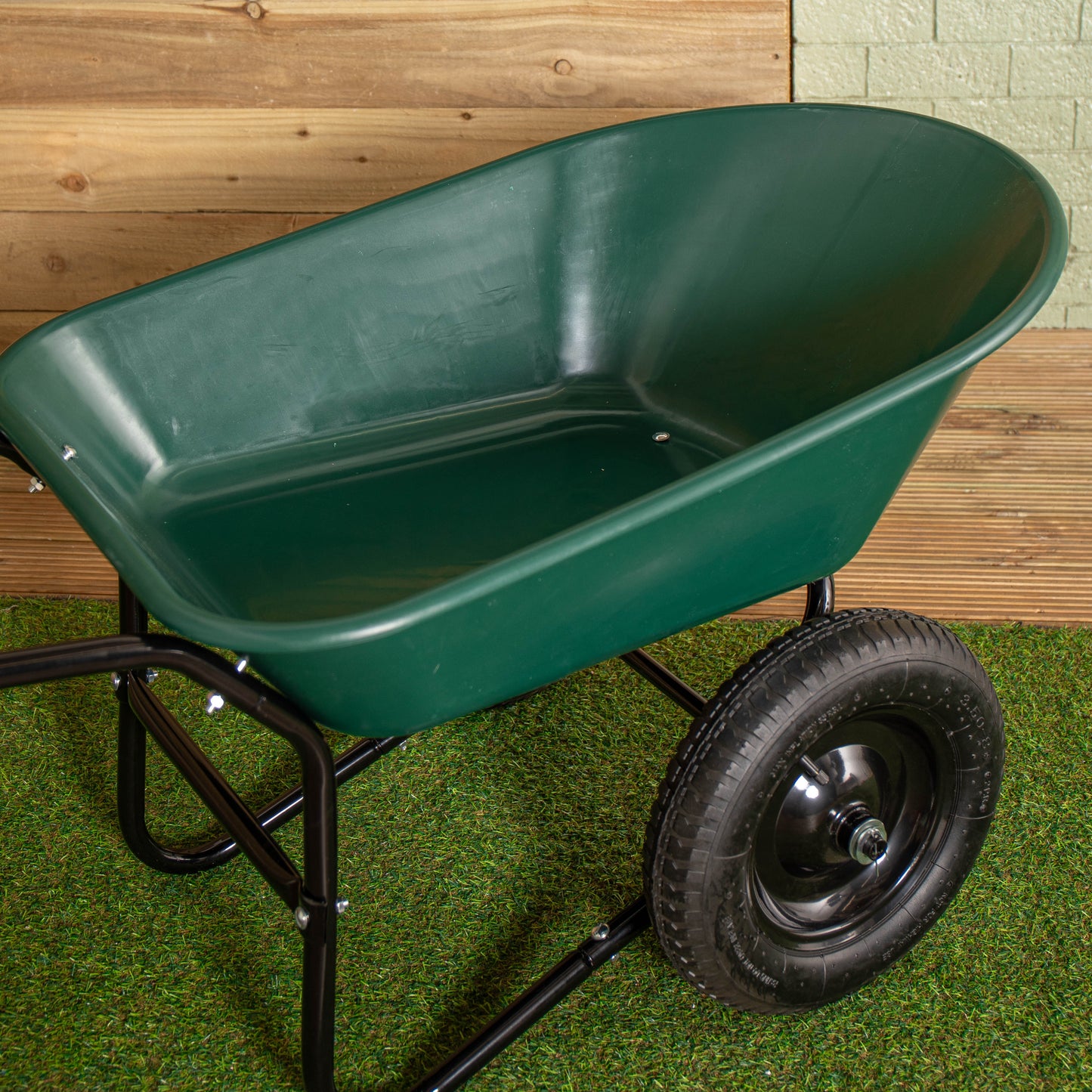 Heavy Duty 2 Wheel Outdoor Pneumatic Plastic Garden Wheelbarrow in Green