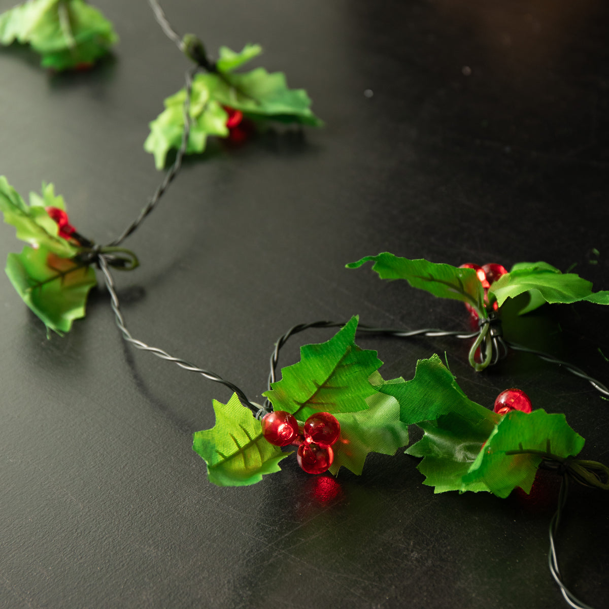 2.8m Light up Christmas Holly Garland with Red Berries and 40 Red LEDs