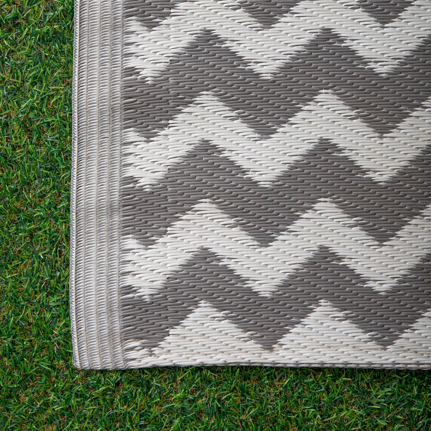 1.5m x 2.1m Atlantis Large Outdoor Alfresco Patio Rug Mat in Slate