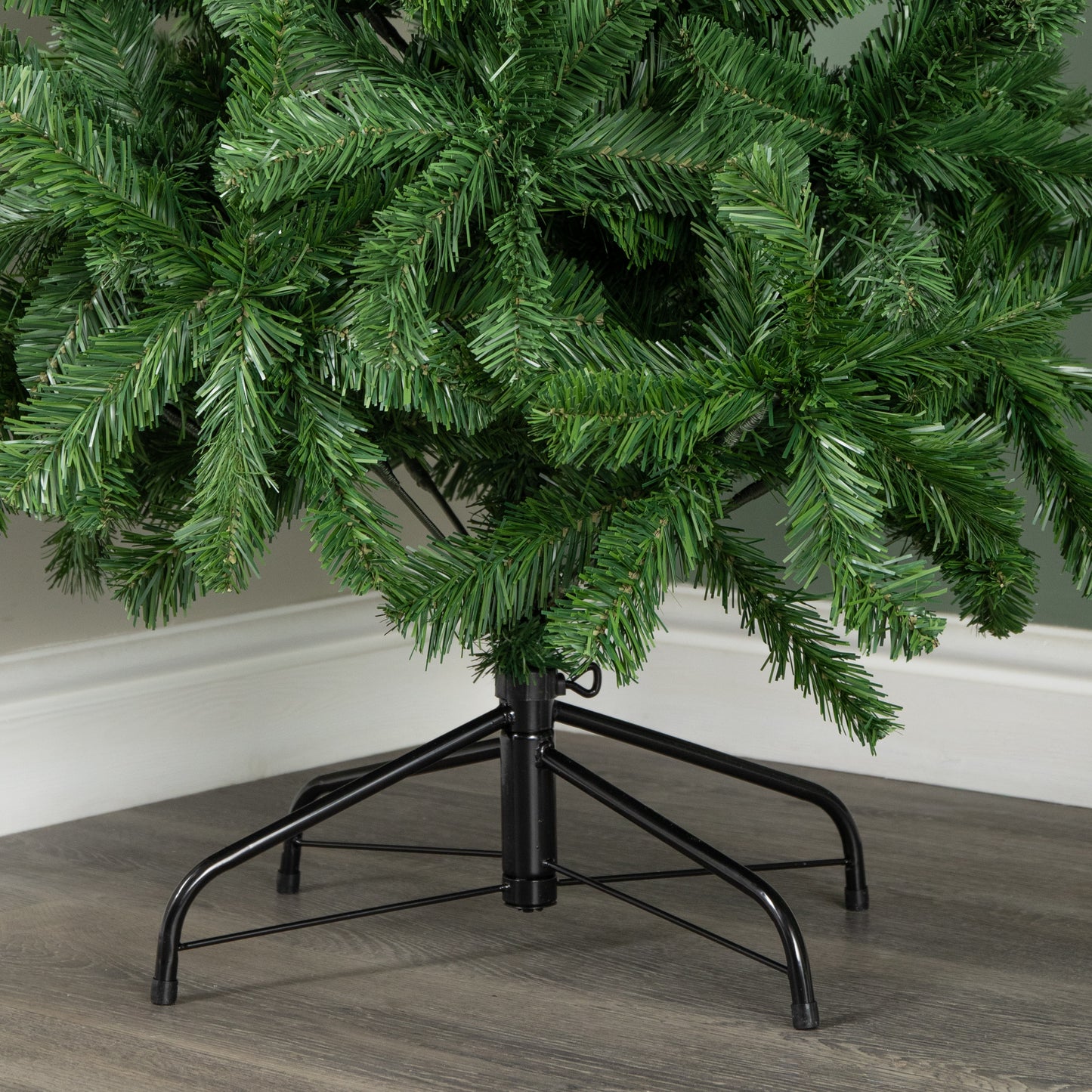 5ft (1.5m) Imperial Pine Christmas Tree With 340 Tips and Metal Stand