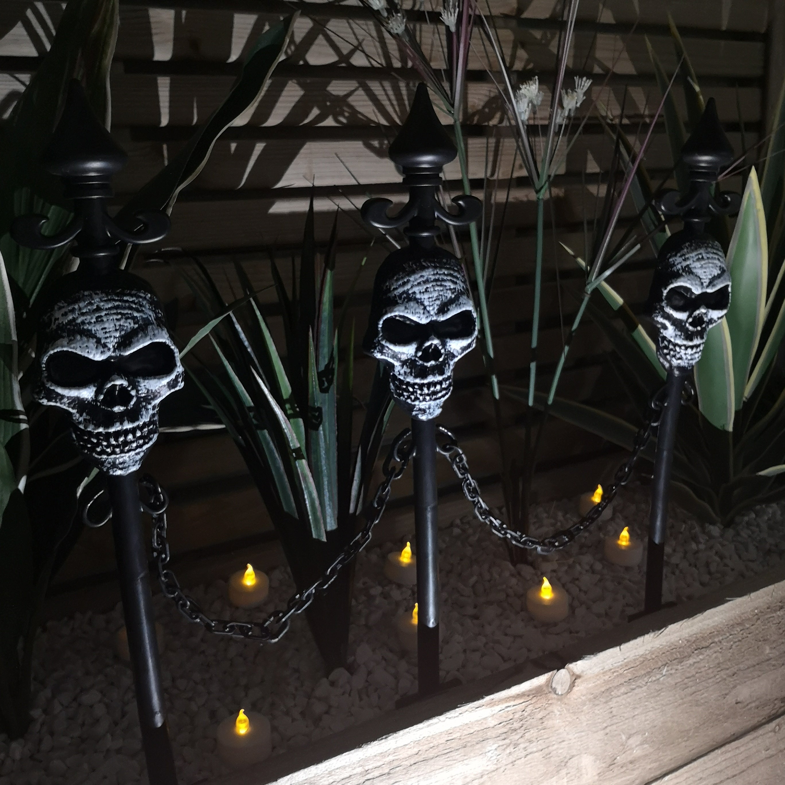 Set of 18 Outdoor Scary Skull Halloween Garden Lawn Fence Stakes 