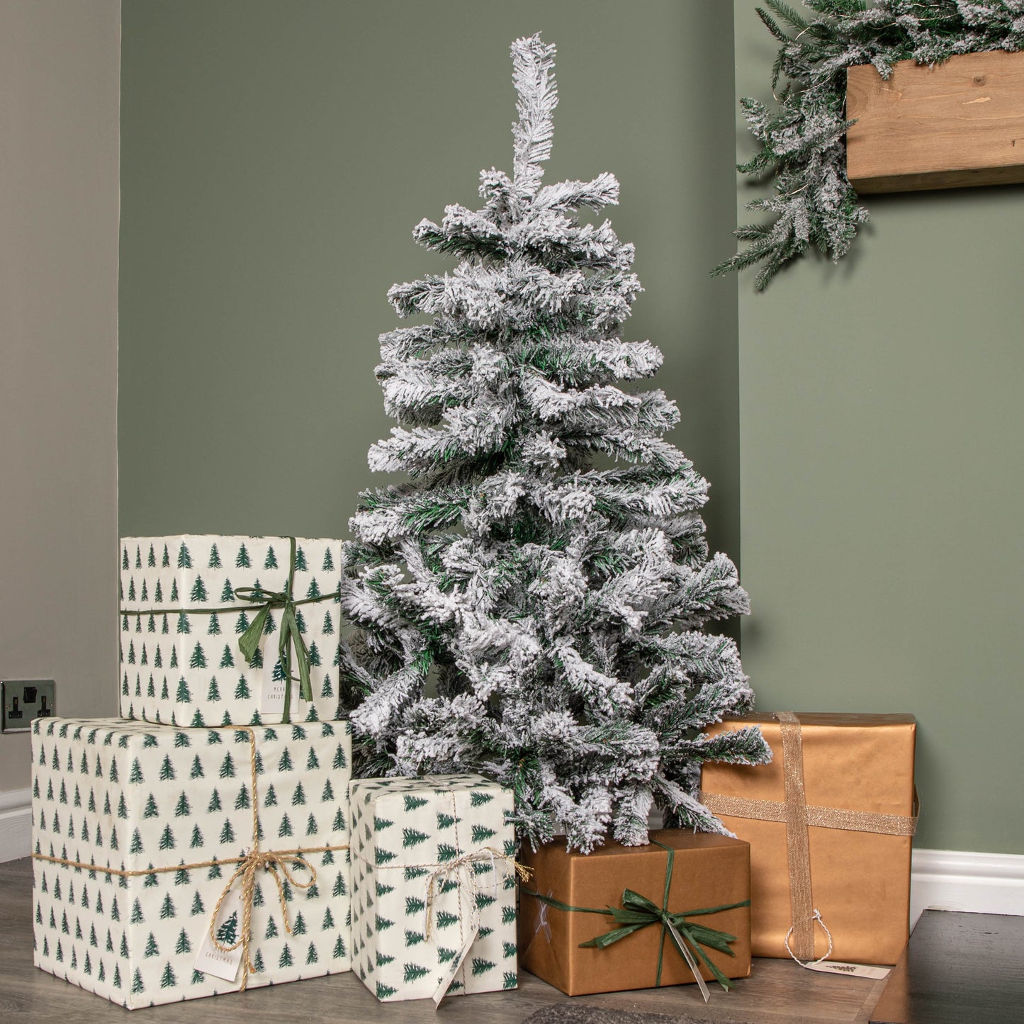 Factory Seconds: 4ft (1.2m) Snow Flocked Artificial Christmas Tree with Green Metal Stand and 177 Tips
