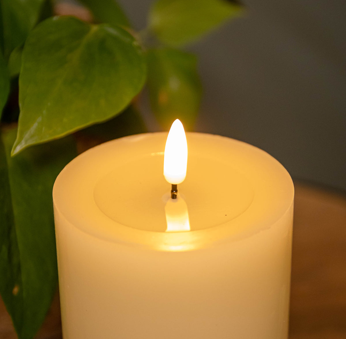 9cm x 18cm Cream Wax Melted Pool Effect Candle with Timer Function and Warm White LED