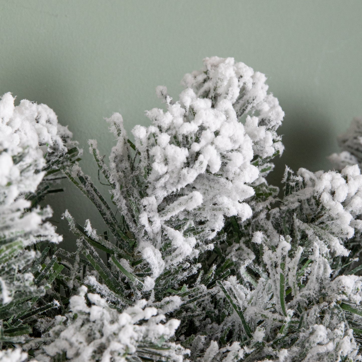 2.7m Green Snow Flocked Christmas Garland with 190 Tips