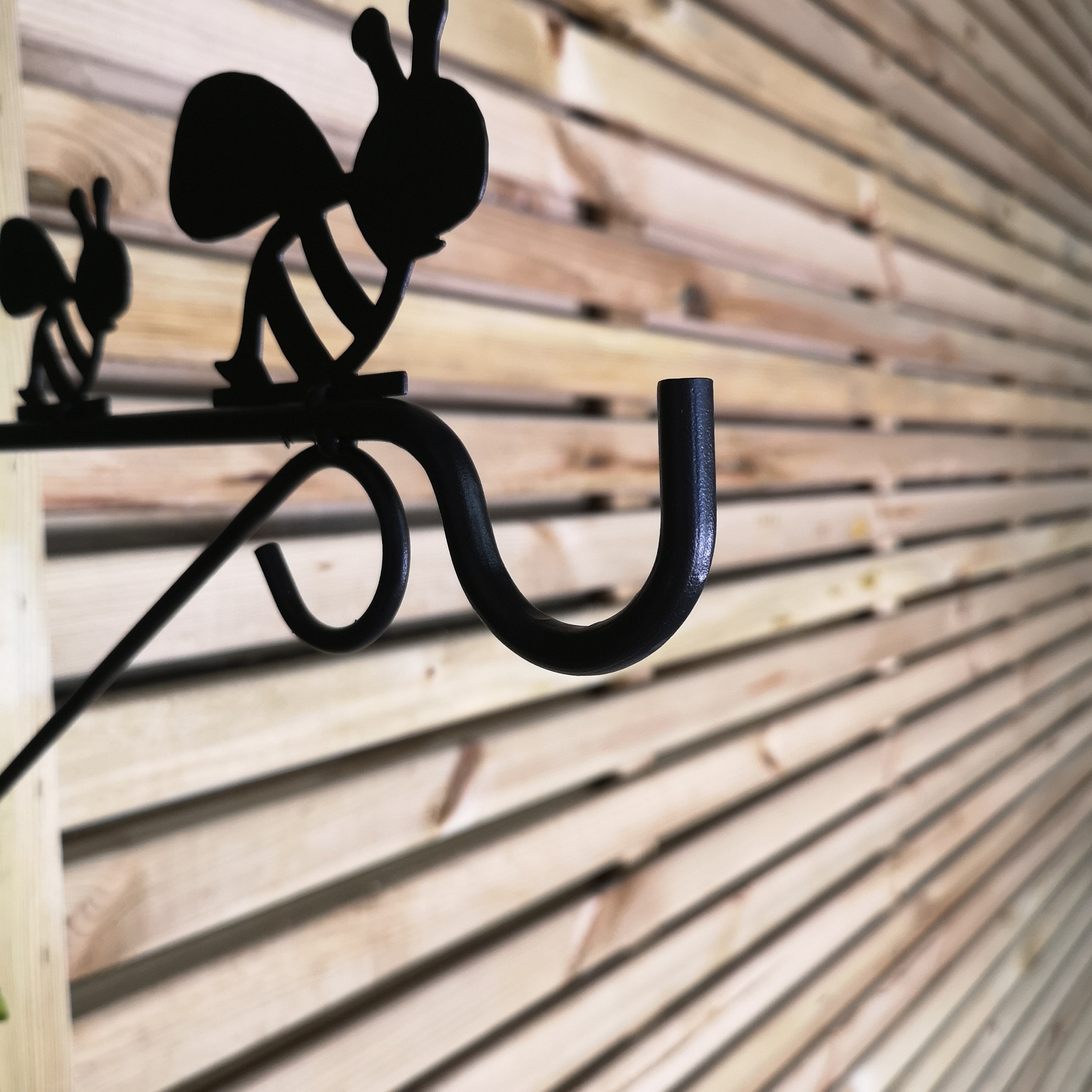 Handcrafted Metal 30cm Black Wall Bee Bracket Hook For Garden Hanging Basket Bird Feeder