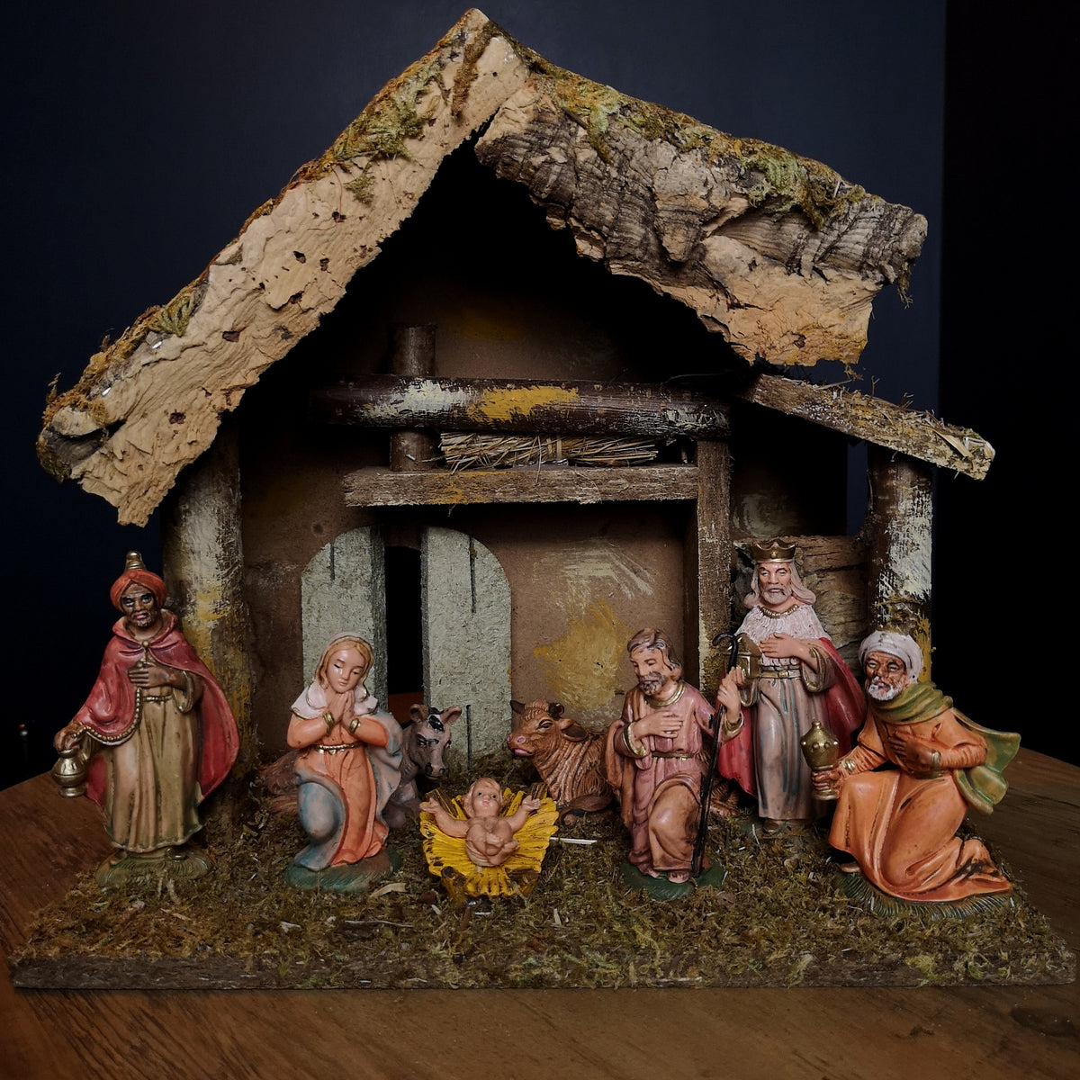 27cm Indoor Christmas Nativity Scene in Stable with Baby Jesus and 7 Figures Ornament