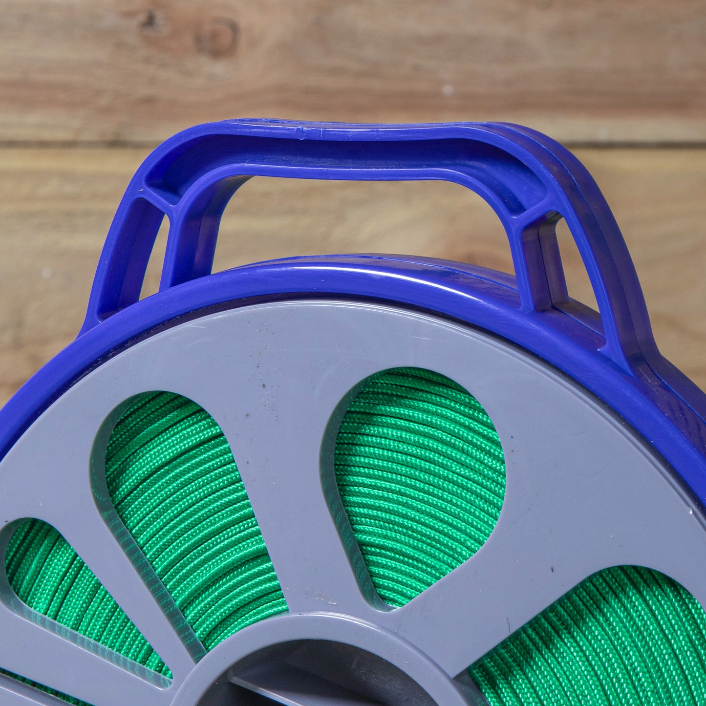 Factory Seconds: 15m Flat Garden Hose Pipe with Spray Nozzle and Wind up Storage Reel