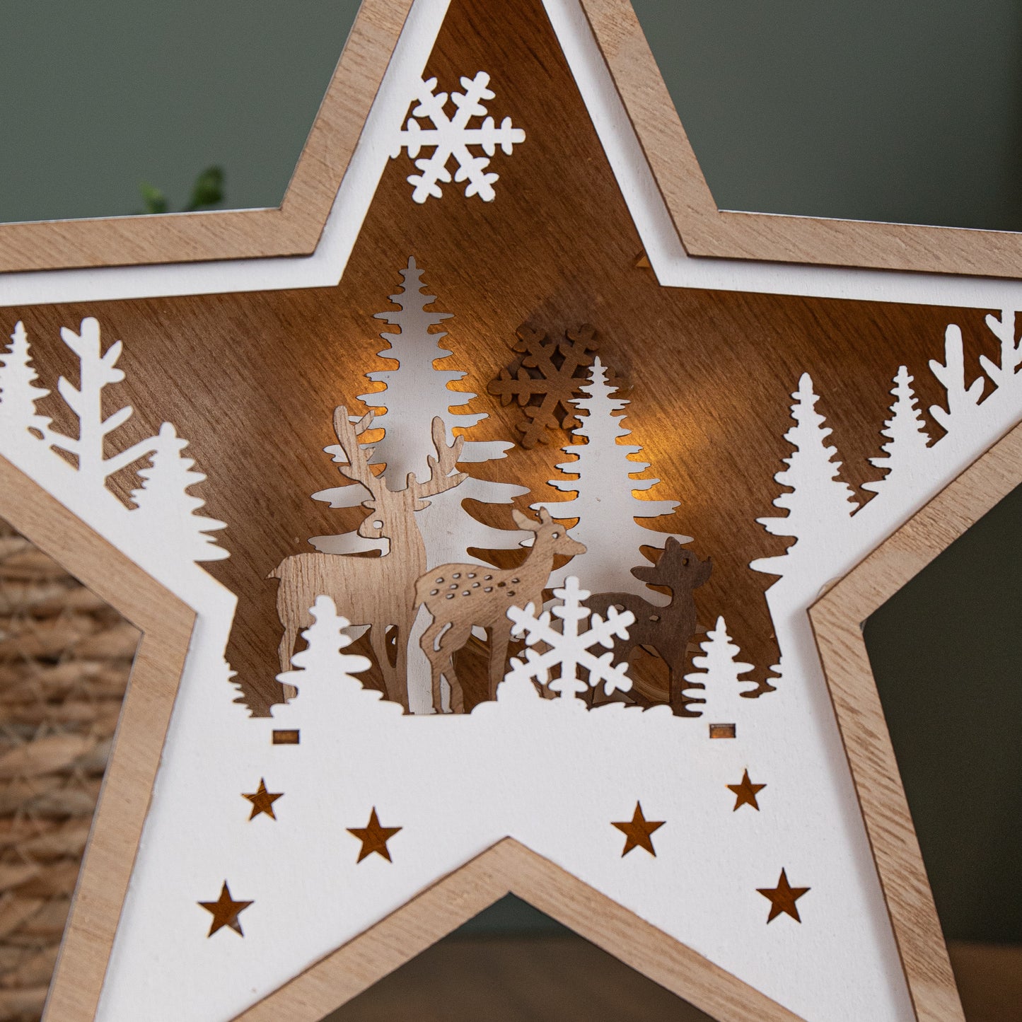 23cm Battery Operated Wooden Star Shape Woodland Scene Christmas Decoration