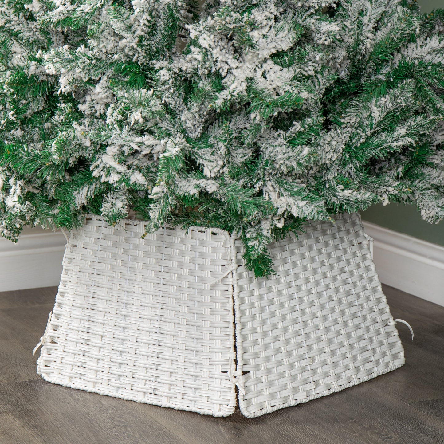 47cm x 46cm Samuel Alexander Foldable Faux Rattan Christmas Tree Skirt in White