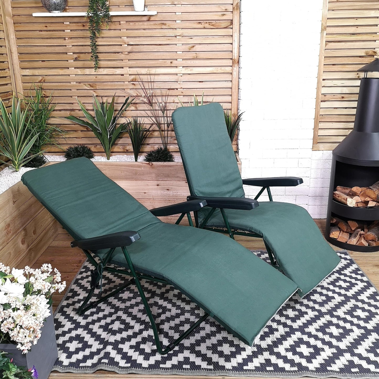 Factory Seconds: Set of 2 Padded Outdoor Garden Patio Recliner / Sun Lounger in Plain Green