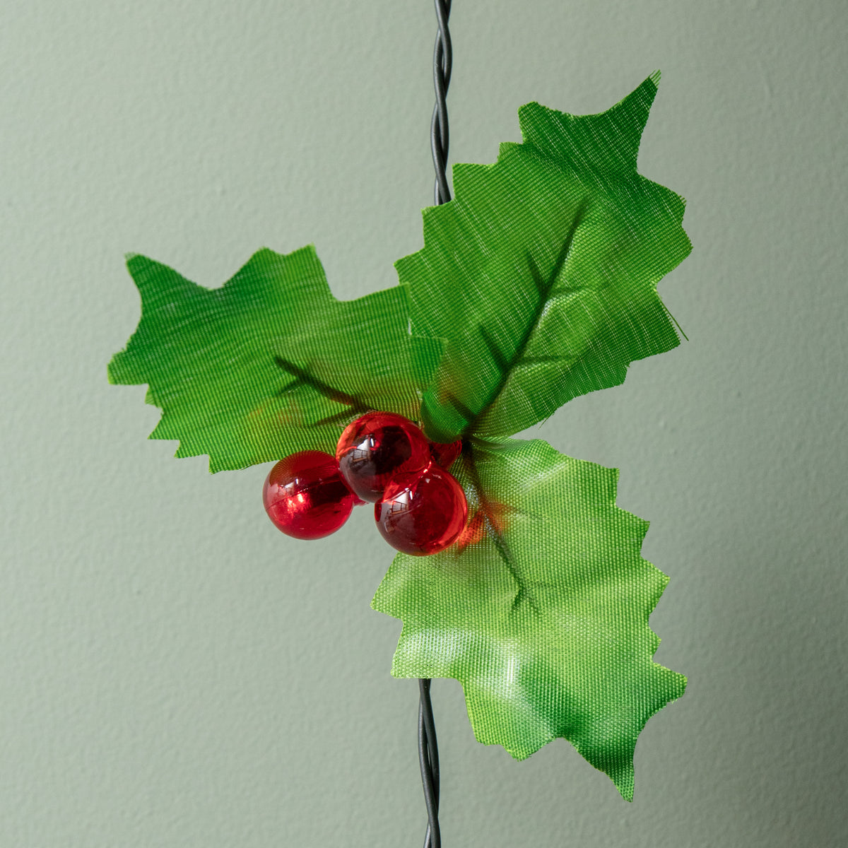 2.8m Light up Christmas Holly Garland with Red Berries and 40 Red LEDs
