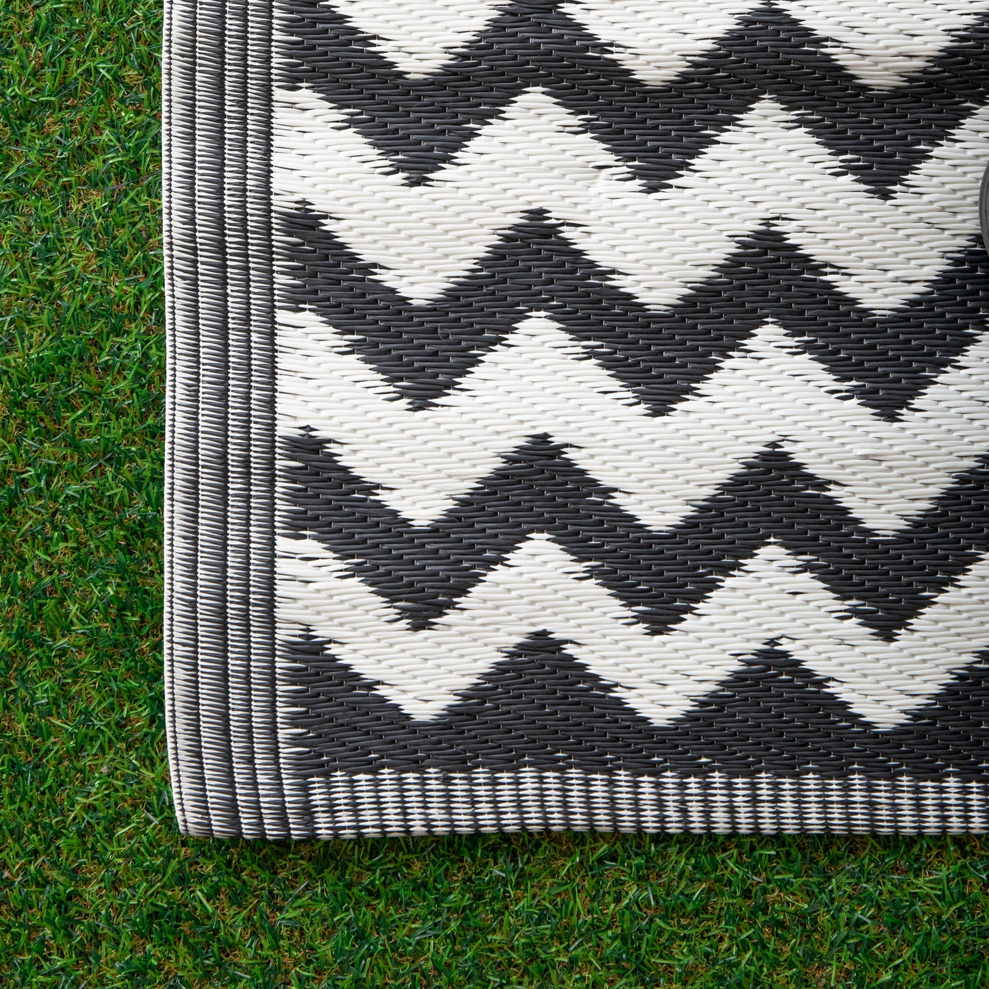 1.5m x 2.1m Atlantis Large Outdoor Alfresco Patio Rug Mat in Onyx