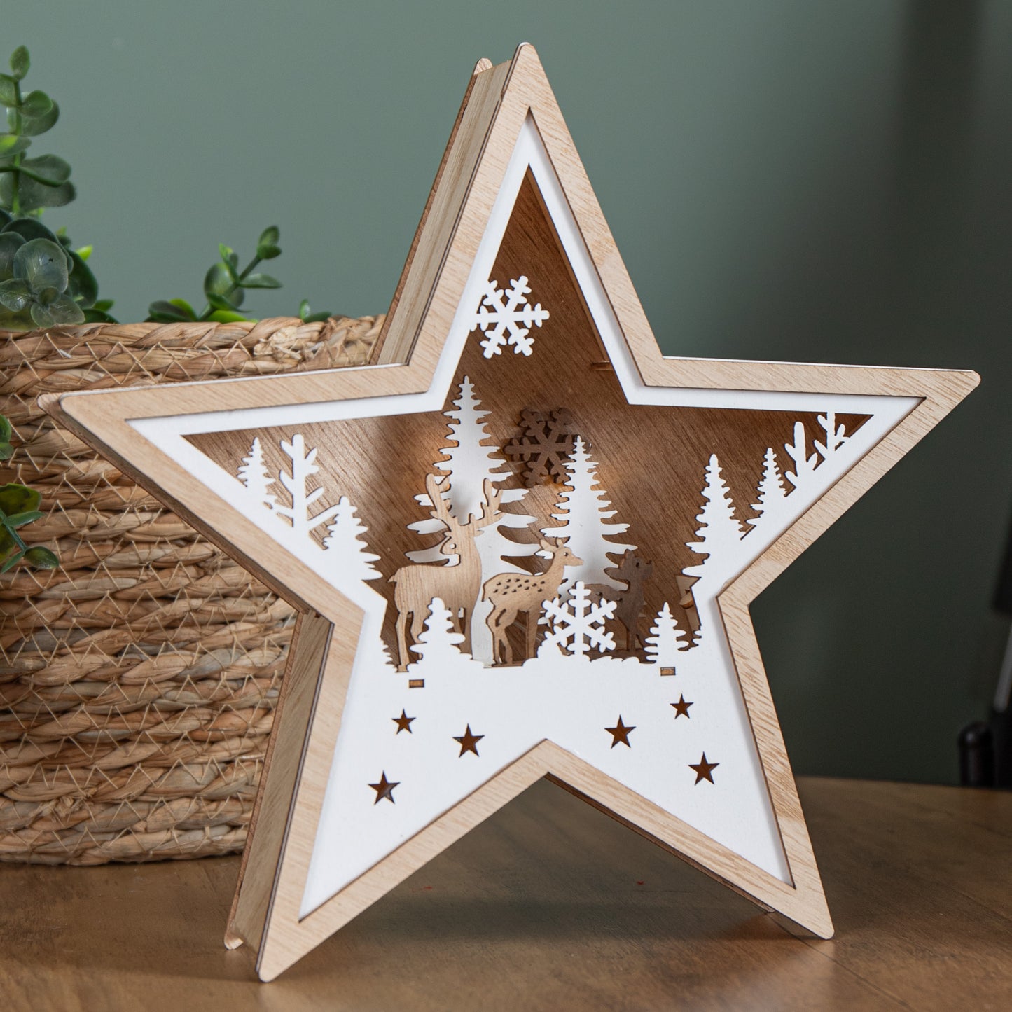 23cm Battery Operated Wooden Star Shape Woodland Scene Christmas Decoration