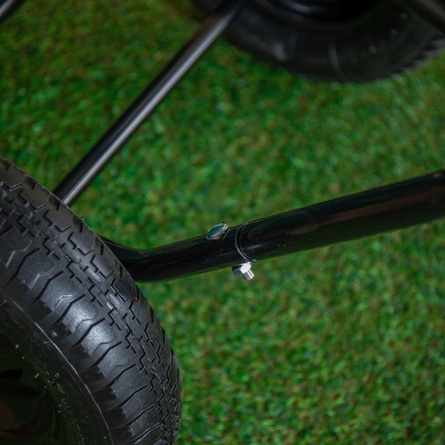 Heavy Duty 2 Wheel Outdoor Pneumatic Plastic Garden Wheelbarrow in Green