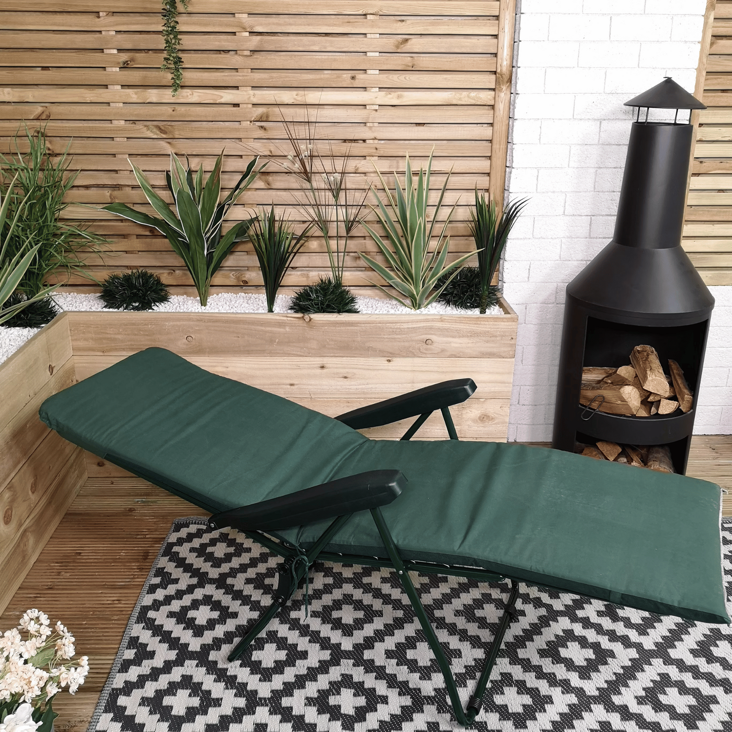 Factory Seconds: Padded Outdoor Garden Patio Recliner / Sun Lounger in Plain Green