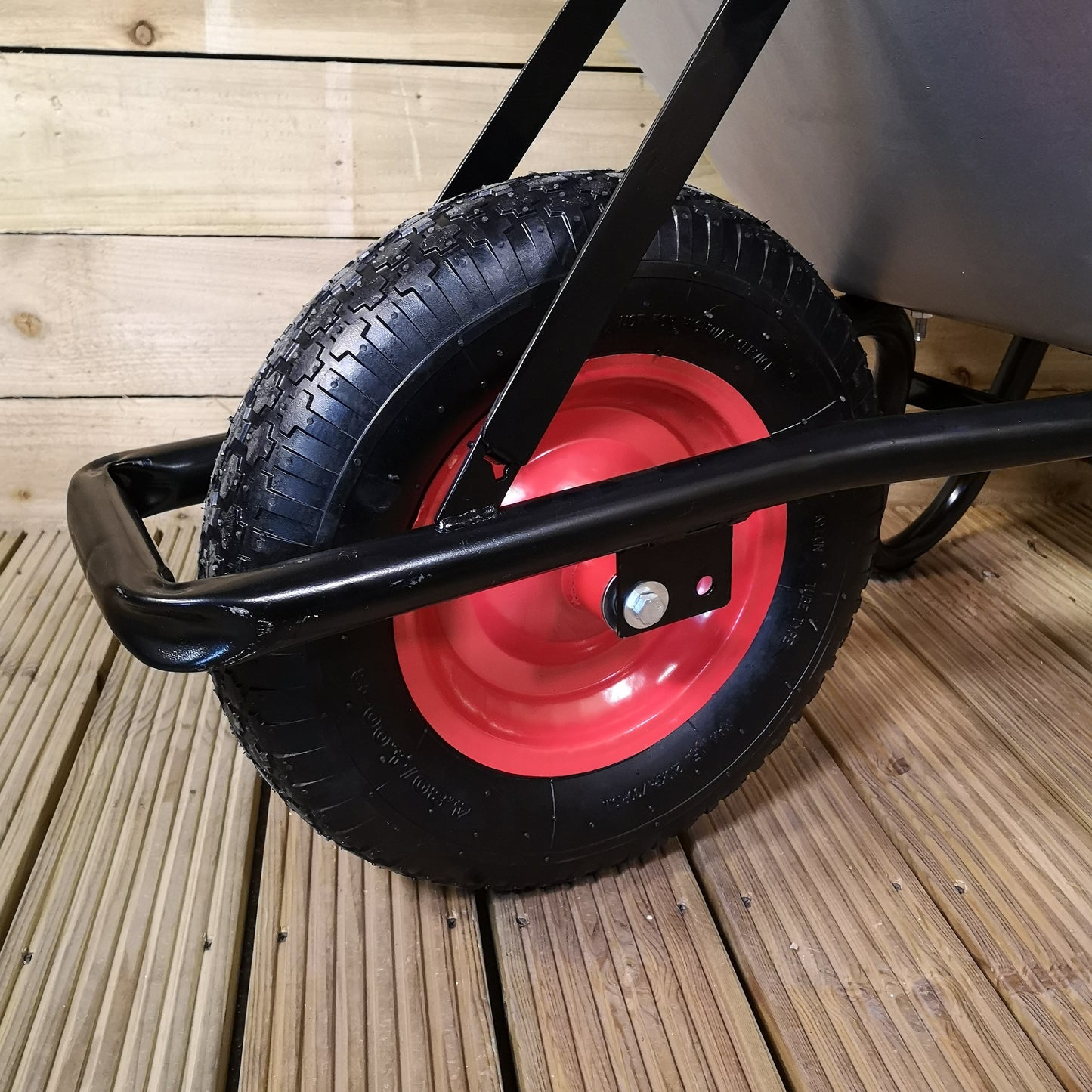 90 Litre 150kg Capacity Heavy Duty Galvanised Metal Garden Wheelbarrow with Pneumatic Tyre