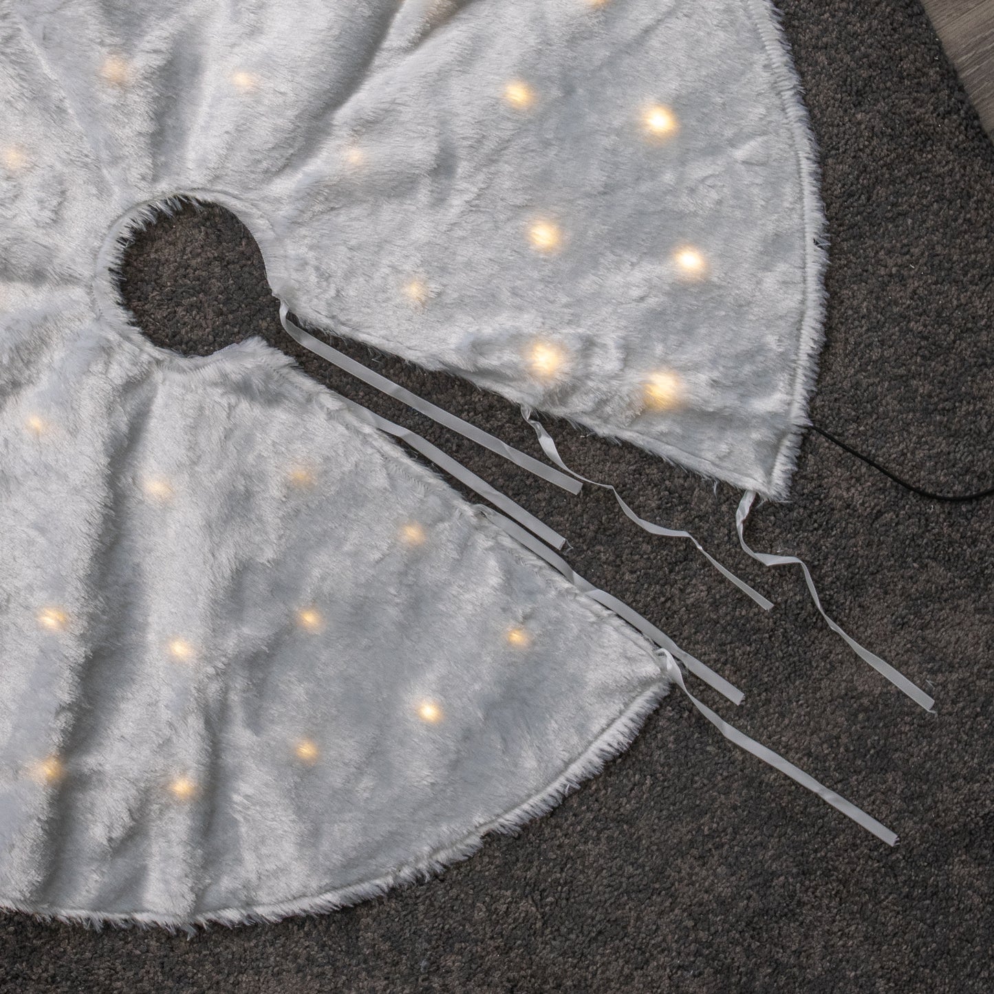 90cm USB Powered Light up White Fur Fabric Christmas Tree Skirt with LEDs
