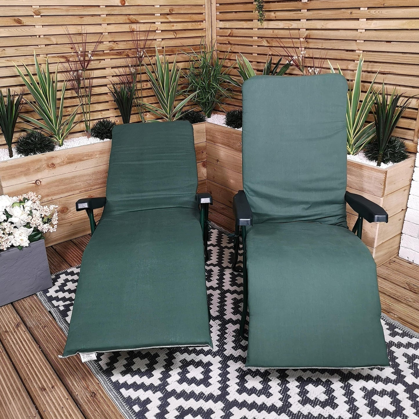 Factory Seconds: Set of 2 Padded Outdoor Garden Patio Recliner / Sun Lounger in Plain Green