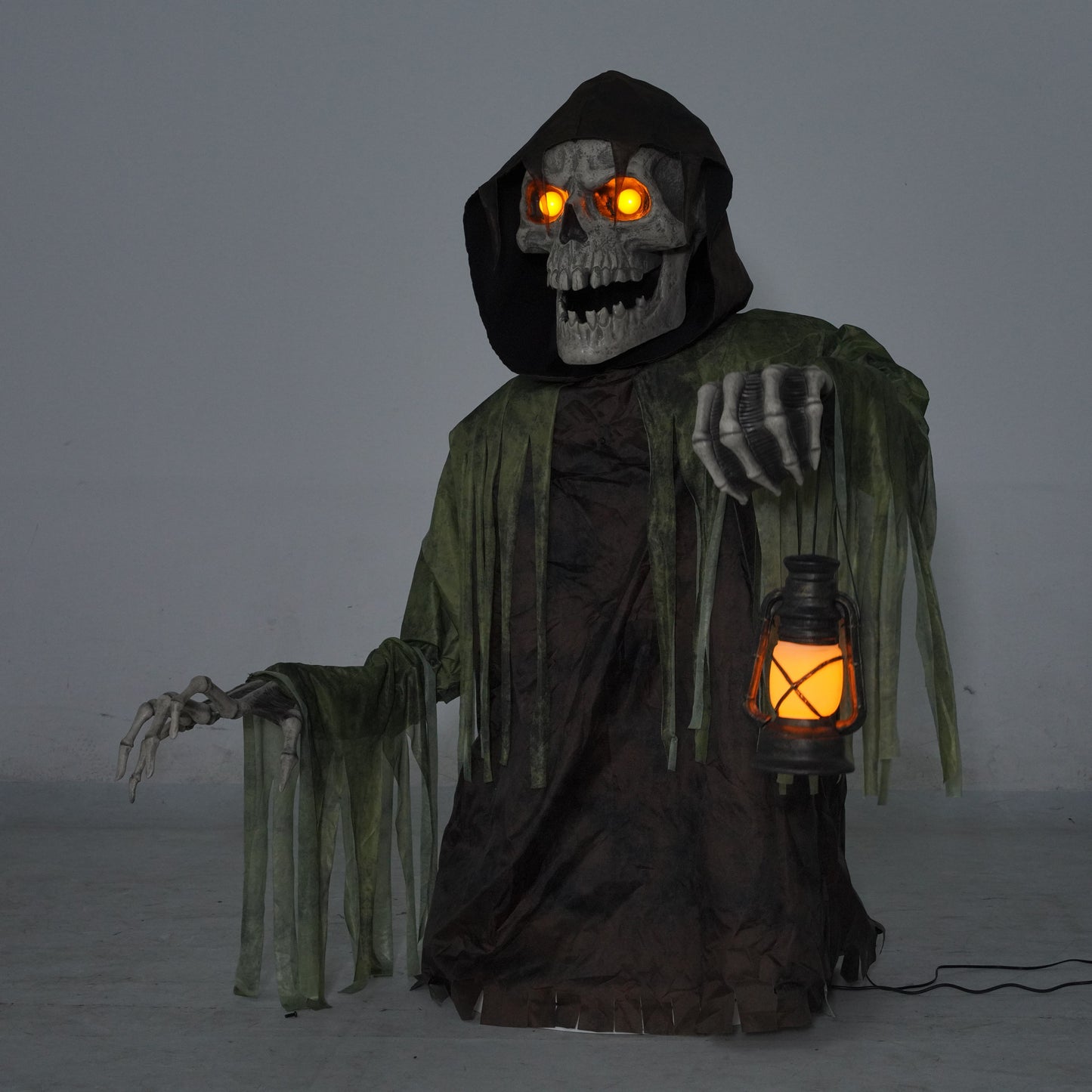 1.47m Tall Light up Corroded Rise Up Reaper Skeleton Halloween Animatronic Decoration