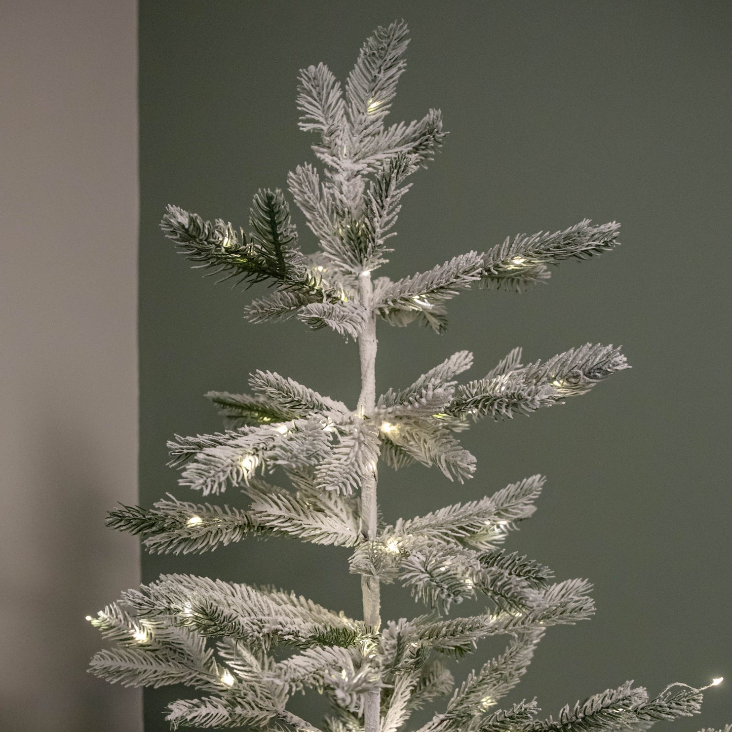 4ft (1.2m) Light up Pine Needle Christmas Tree with 150 Warm White LEDs 