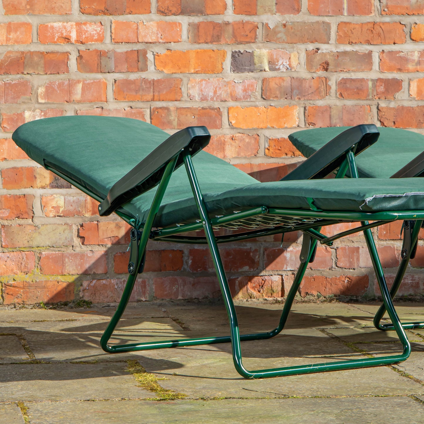 Factory Seconds: Set of 2 Padded Outdoor Garden Patio Recliner / Sun Lounger in Plain Green