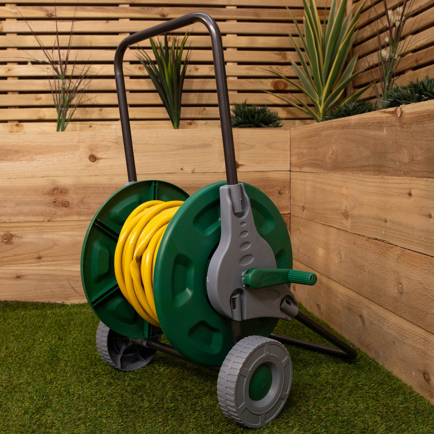 25m Reinforced Garden Hose Pipe and Spray Gun Trolley Set