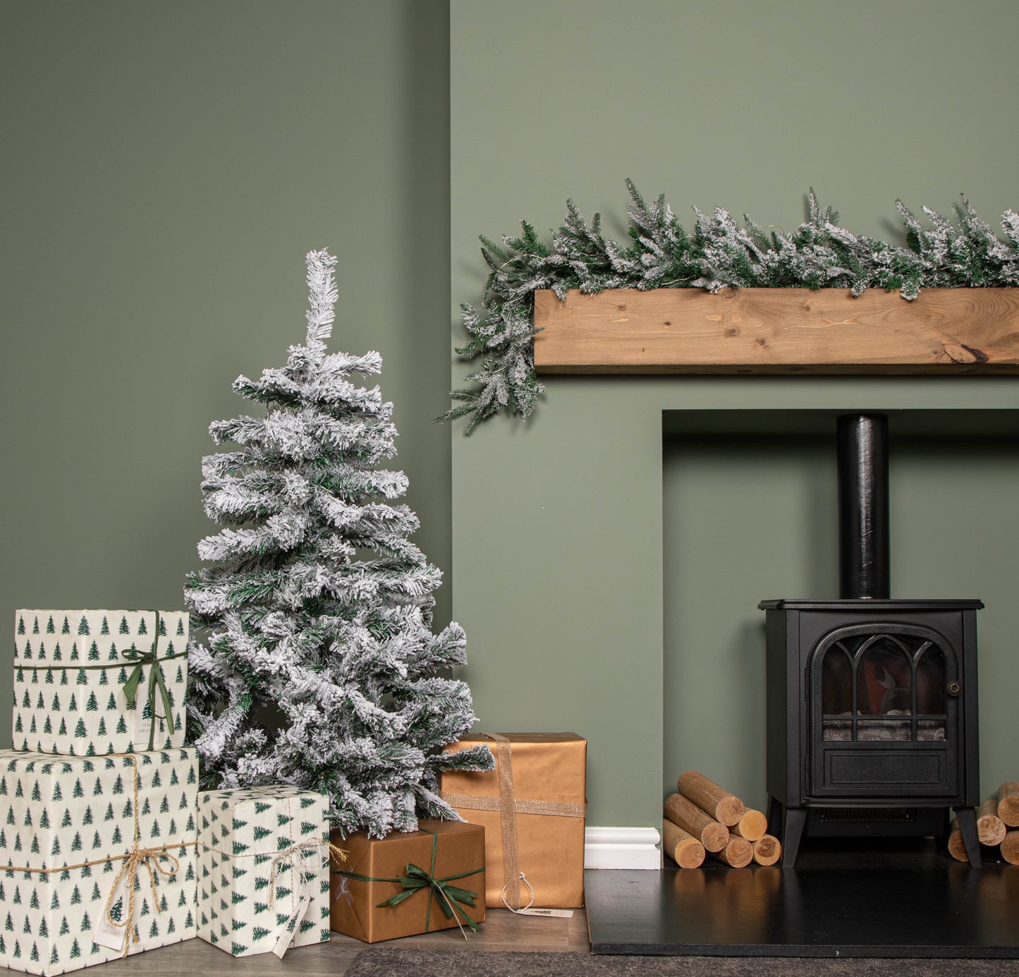 Factory Seconds: 4ft (1.2m) Snow Flocked Artificial Christmas Tree with Green Metal Stand and 177 Tips
