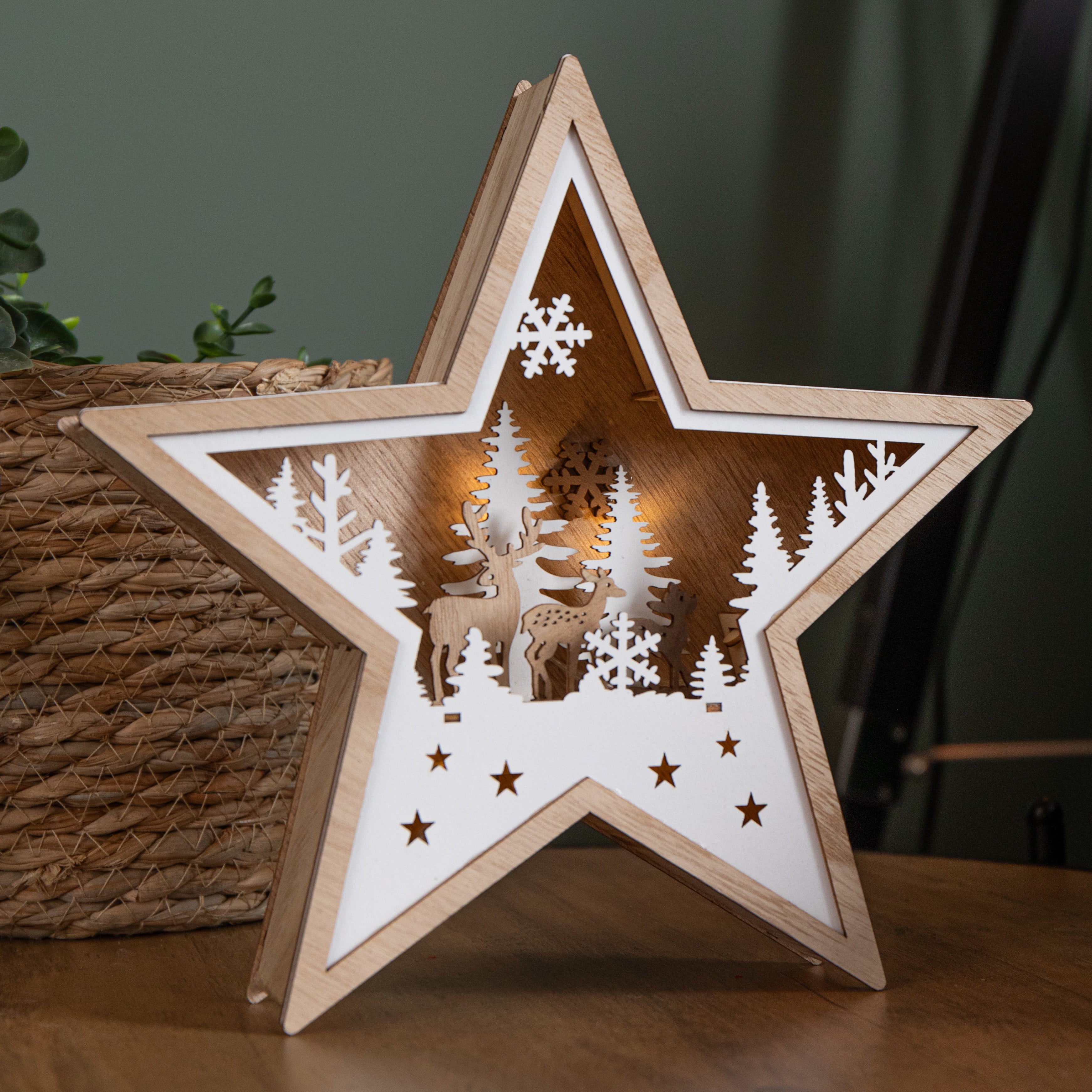 23cm Battery Operated Wooden Star Shape Woodland Scene Christmas Decoration