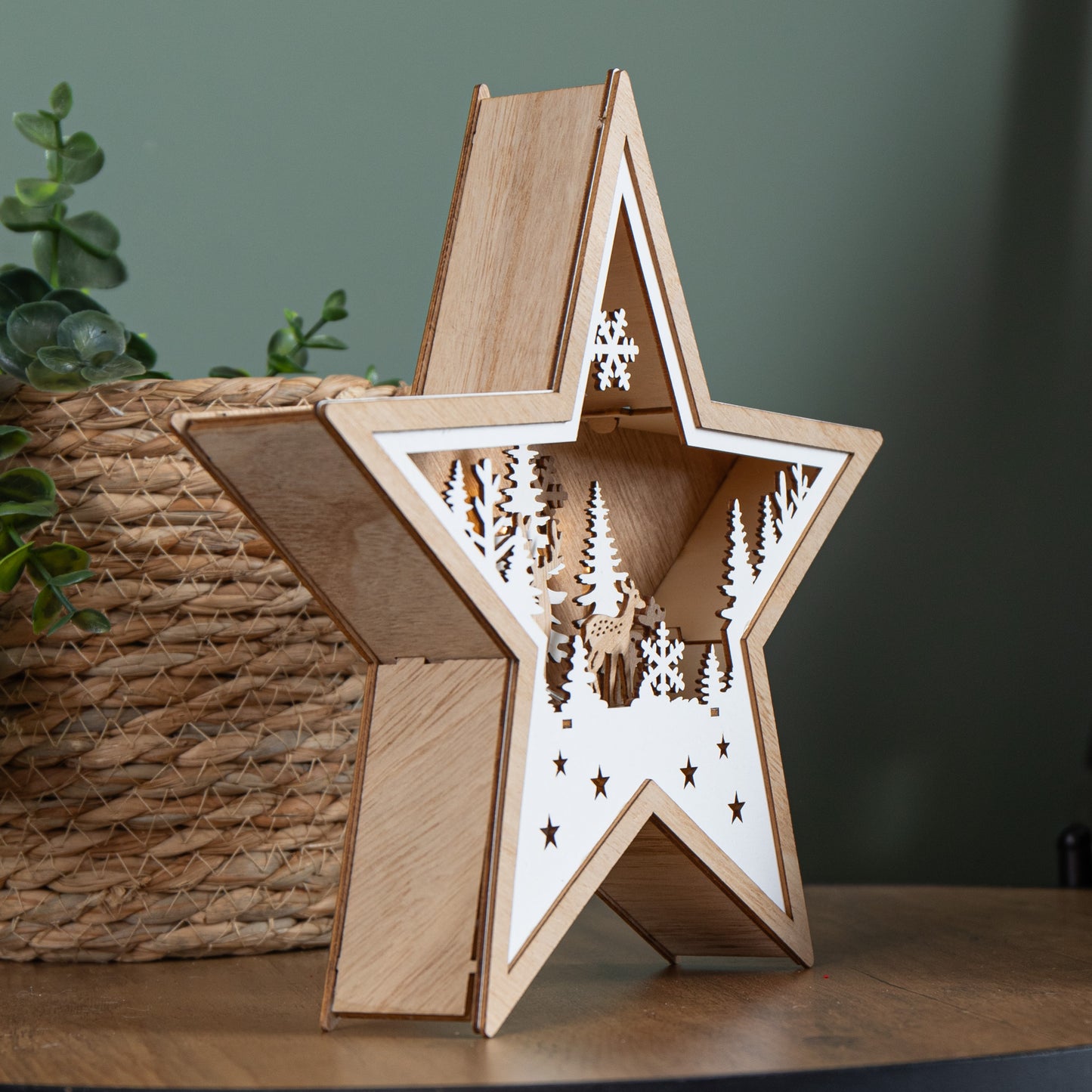 23cm Battery Operated Wooden Star Shape Woodland Scene Christmas Decoration